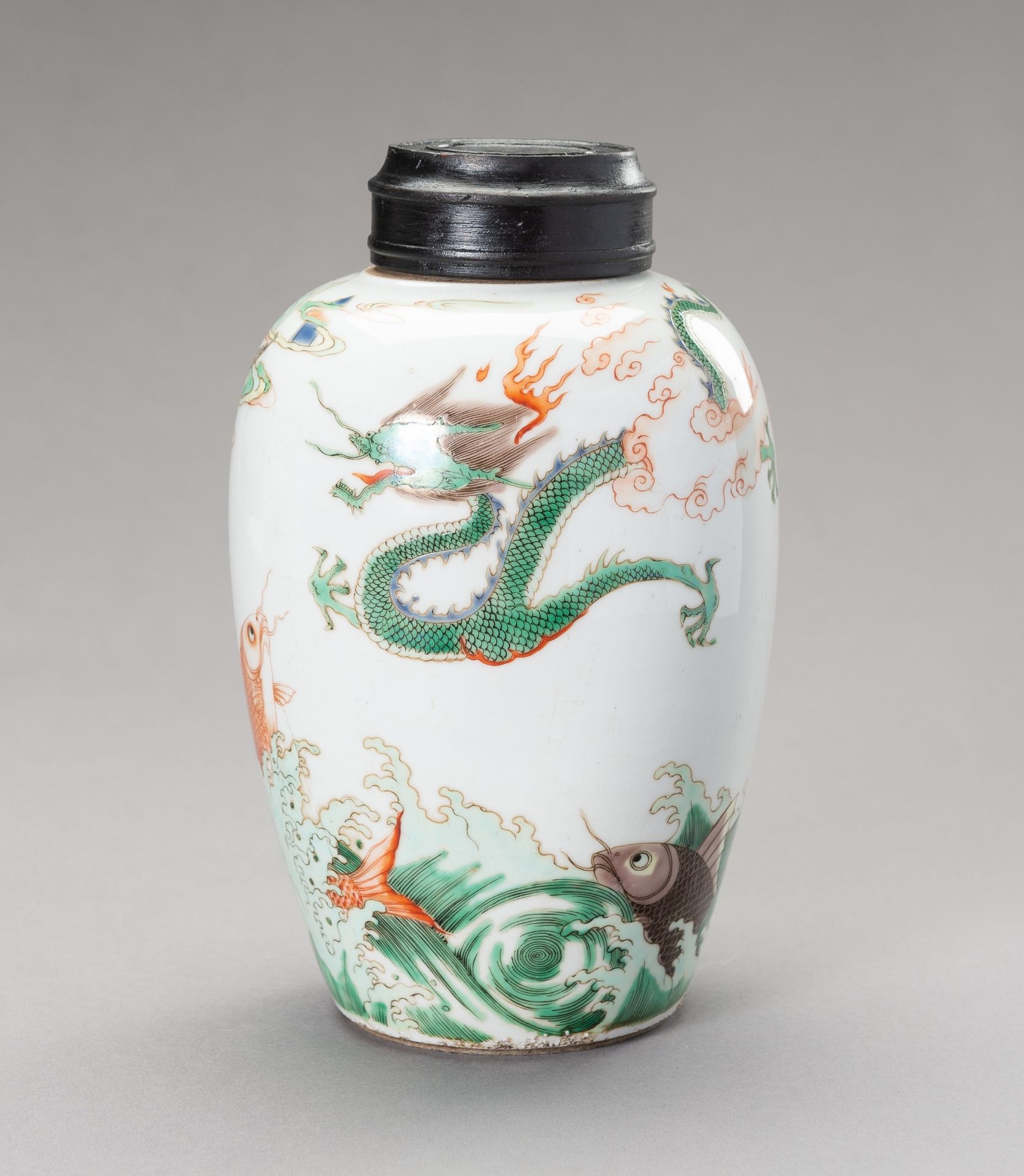 A FAMILLE VERTE 'DRAGON AND CARP' JAR, LATE QING DYNASTY