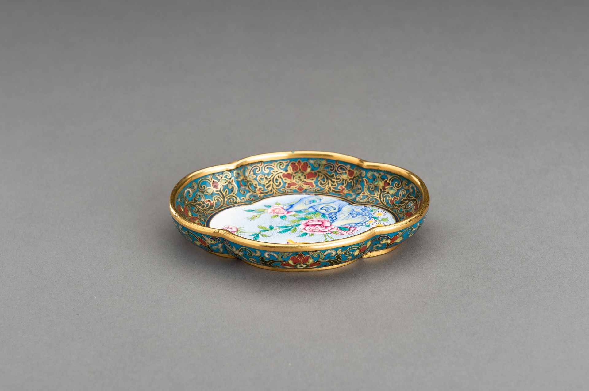 A LOBED CLOISONNE 'BUTTERFLY AND PEONIES' DISH, c. 1920s - Bild 7 aus 11