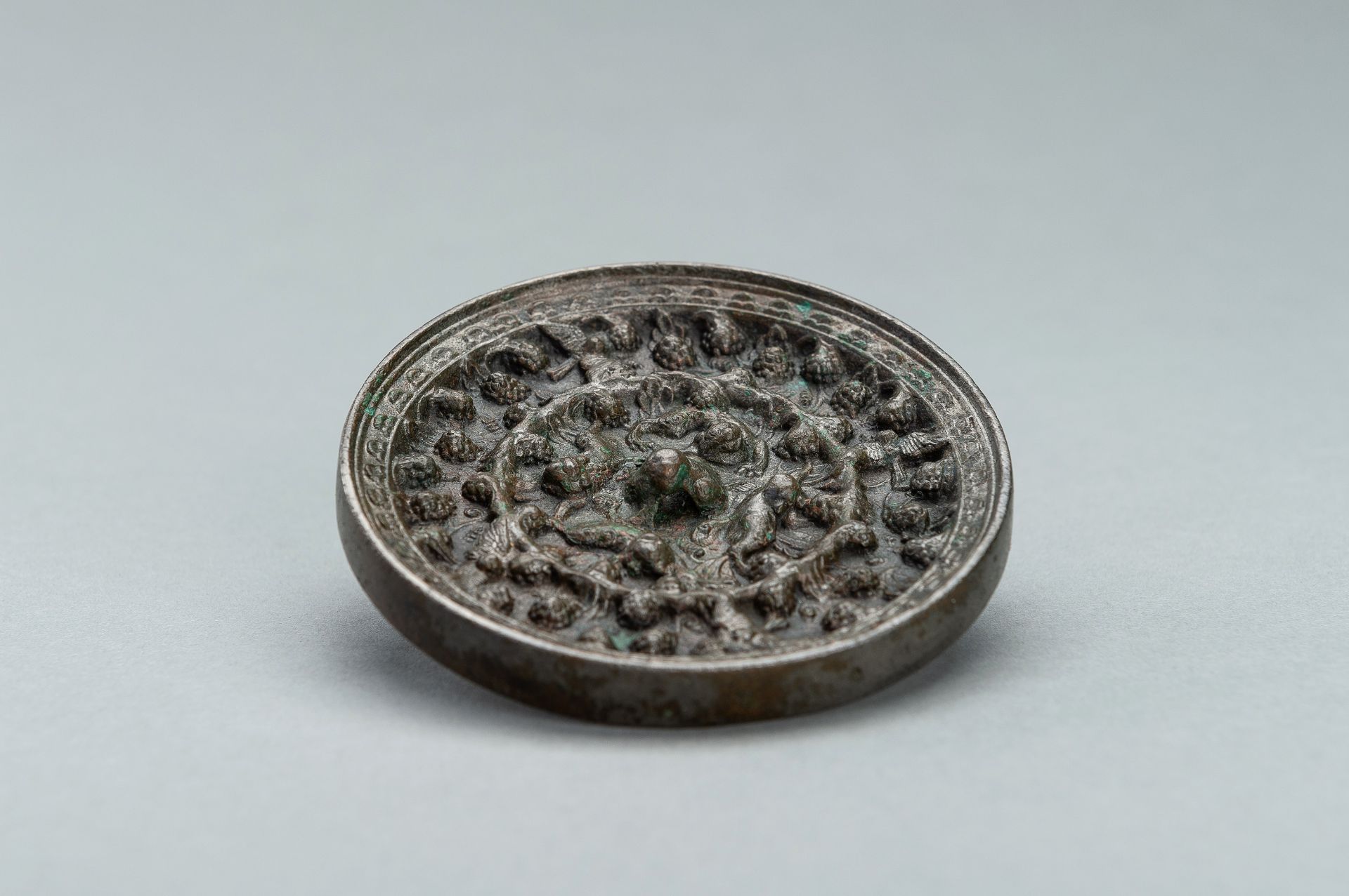 A SILVERY TANG DYNASTY BRONZE 'LION AND GRAPEVINE' MIRROR - Image 8 of 9