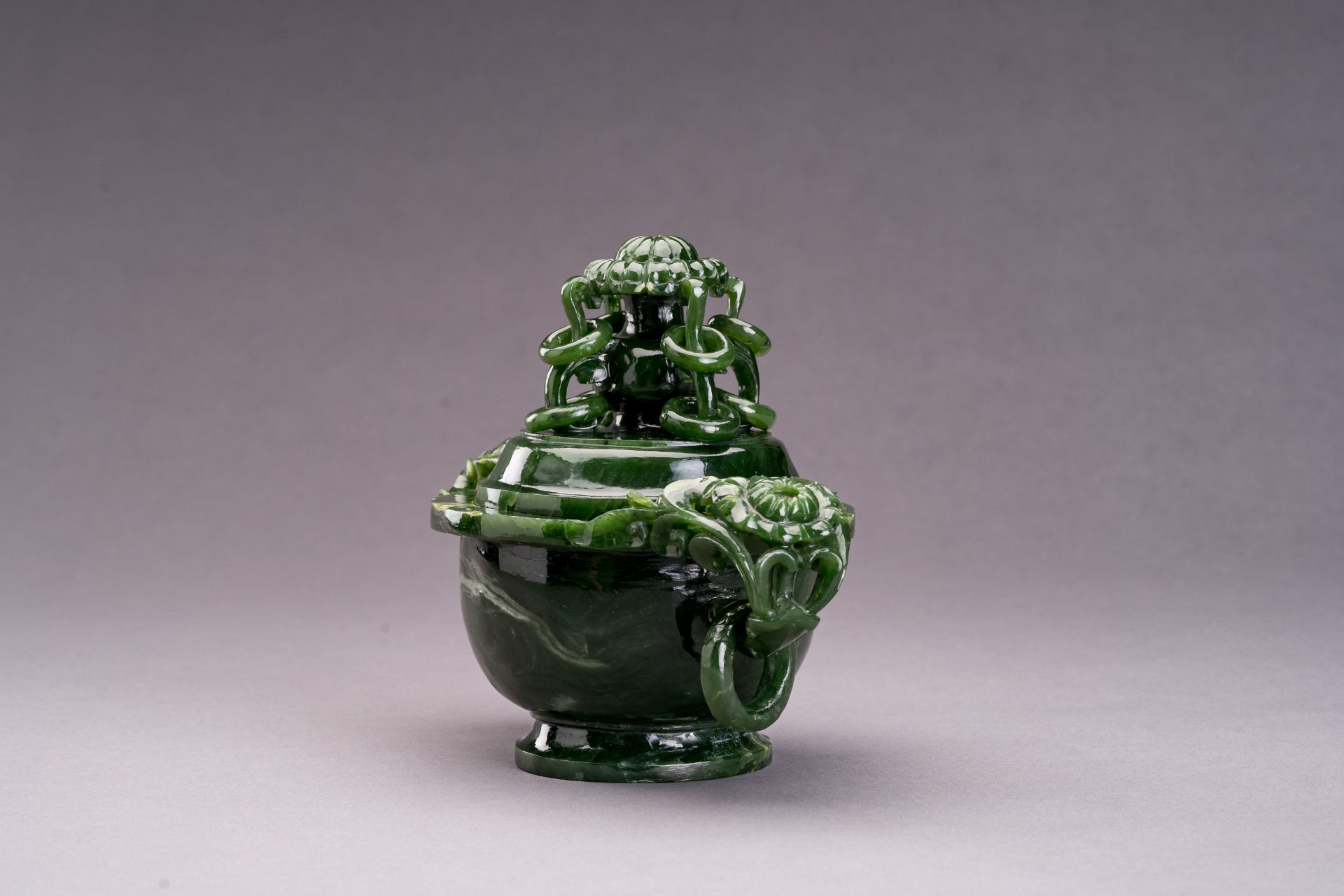 A SPINACH GREEN JADE VESSEL AND COVER - Bild 3 aus 9