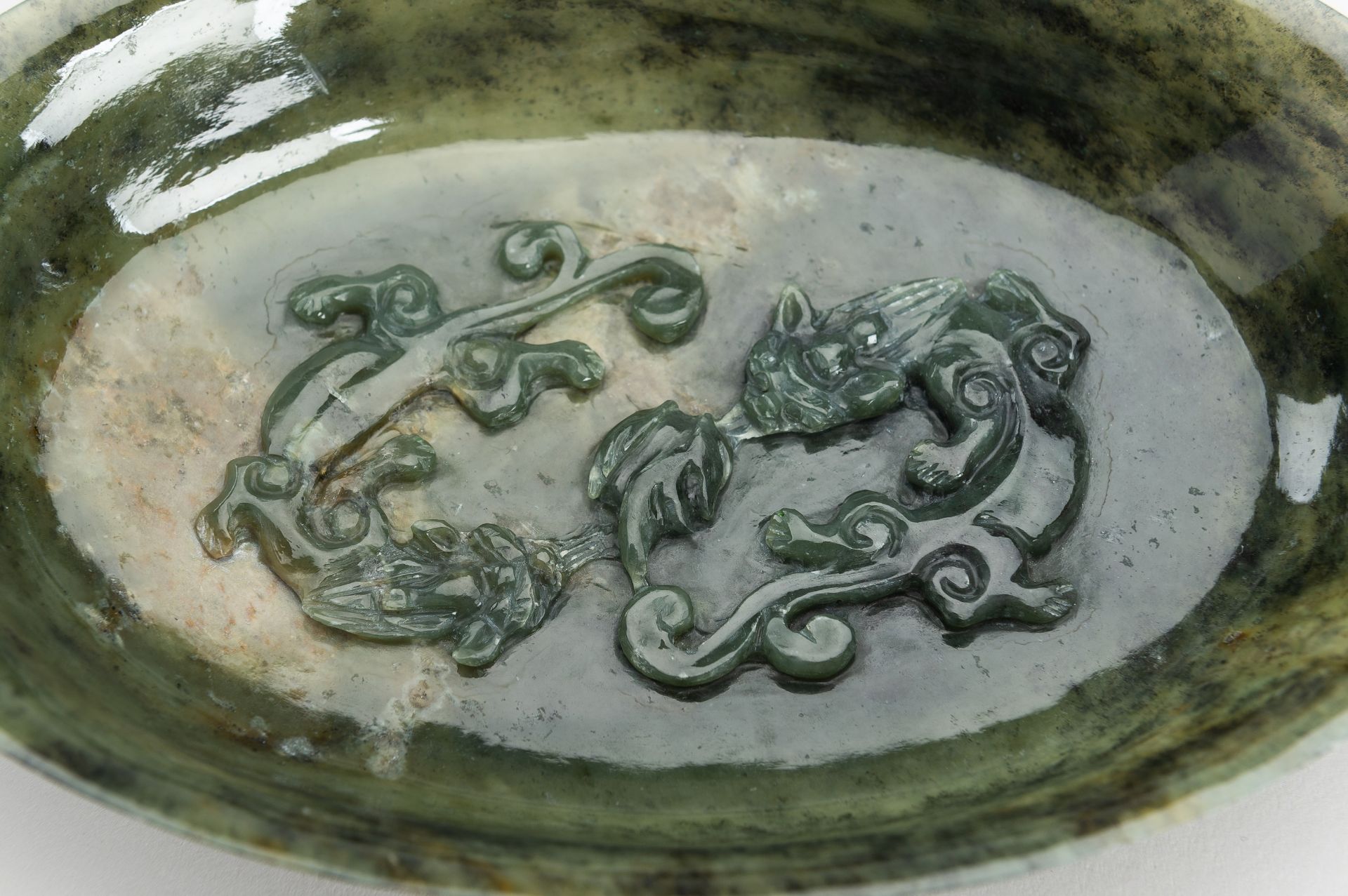A MOTTLED GREEN JADE 'CHILONG' BOWL, c. 1920s - Image 4 of 10