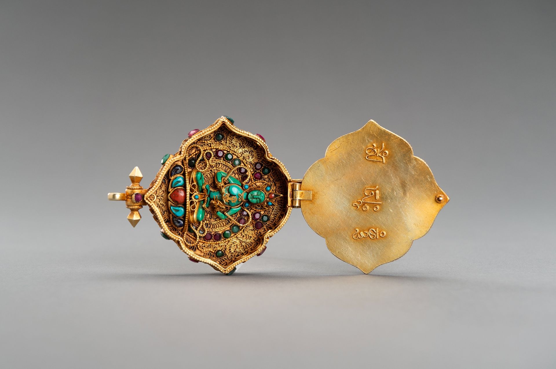 AN INLAID AND GILT AMULET-CONTAINER GAU WITH VAJRASATTVA - Image 10 of 17