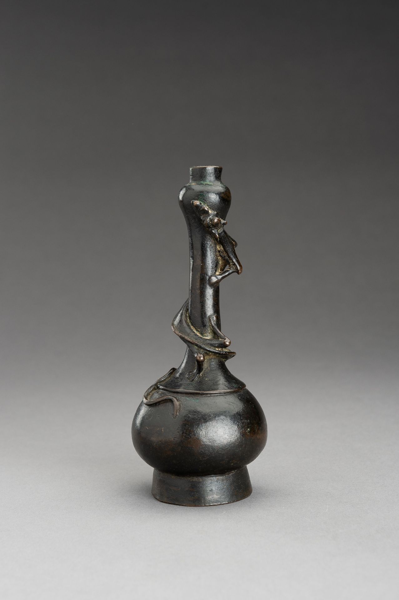 A BRONZE CHILONG BOTTLE VASE, 17TH CENTURY - Image 8 of 10