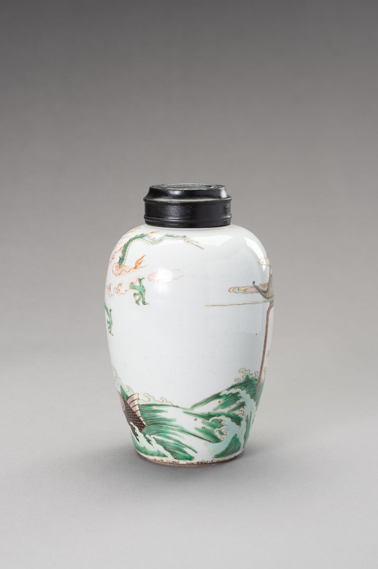 A FAMILLE VERTE 'DRAGON AND CARP' JAR, LATE QING DYNASTY - Image 4 of 12