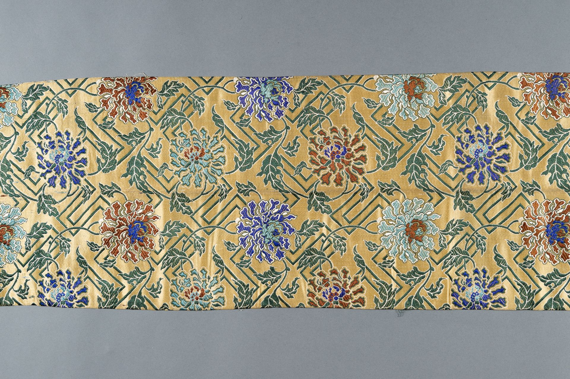 A LONG SILK FLORAL PANEL, QING - Bild 2 aus 11