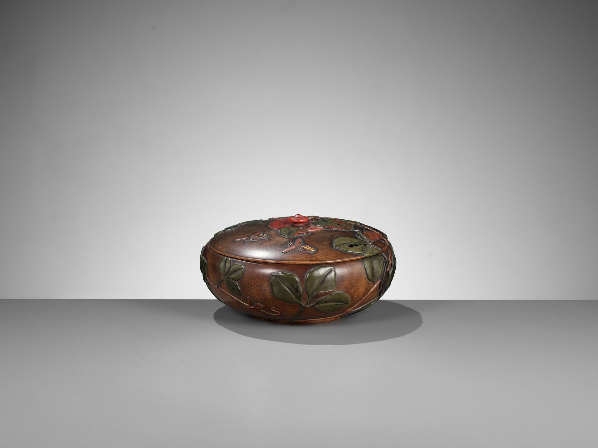 IKKOKUSAI: A SUPERB TAKAMORIE LACQUERED CIRCULAR WOOD BOX AND COVER WITH INSECTS AND LEAVES - Image 8 of 12