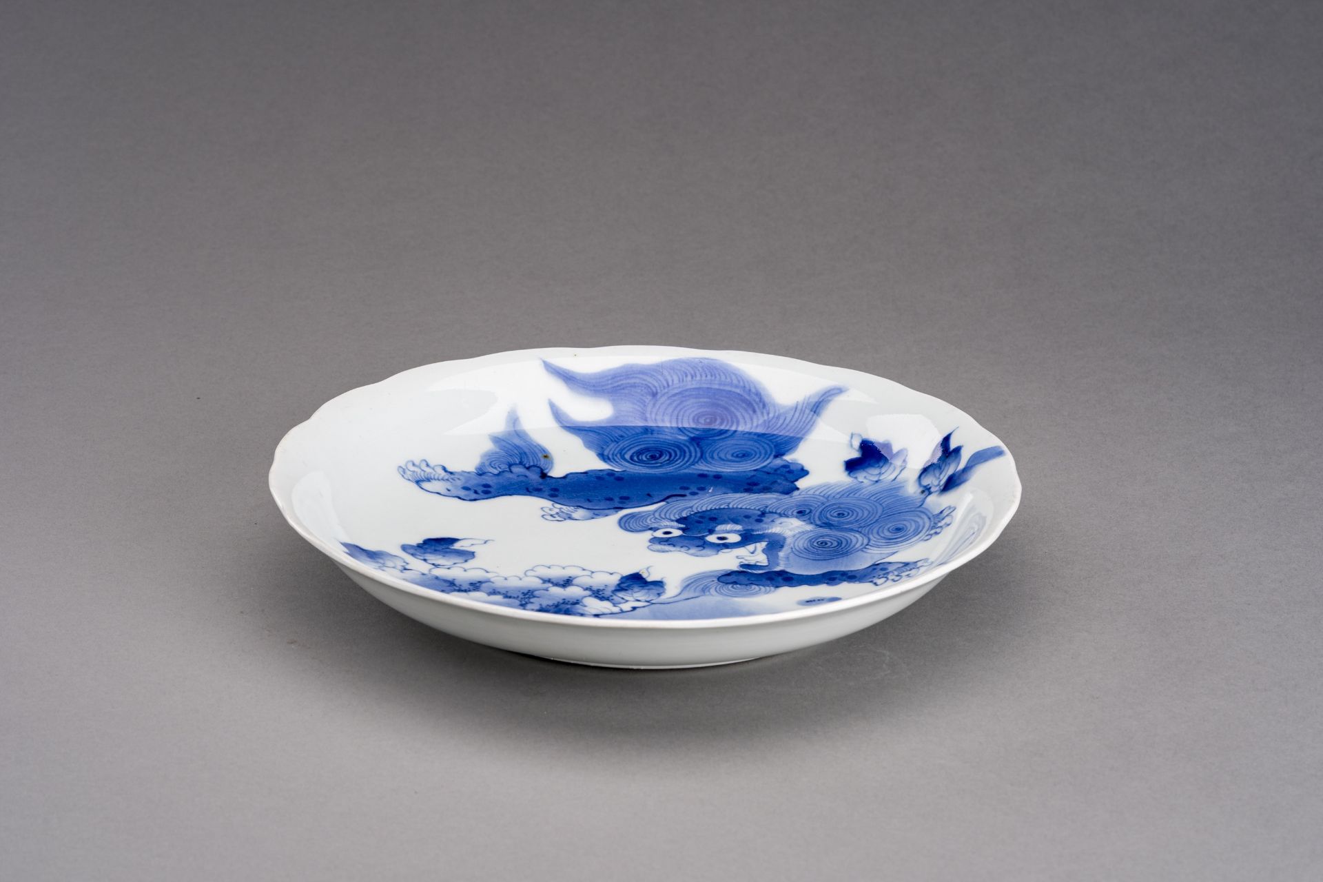 A BLUE AND WHITE IMARI PORCELAIN DISH 'SHISHI', EDO - Bild 3 aus 8