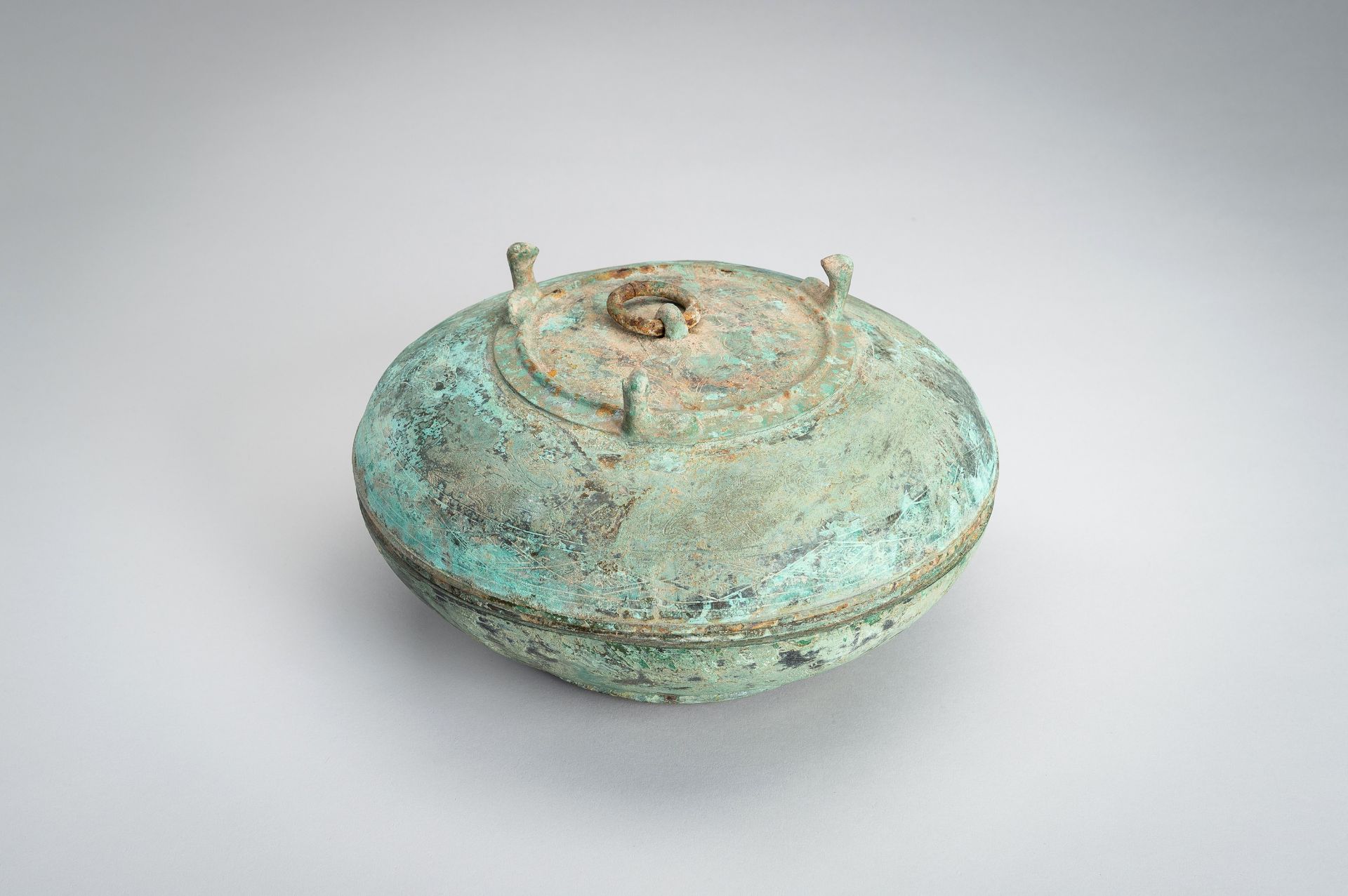 A HAN STYLE BRONZE VESSEL AND COVER - Bild 2 aus 19