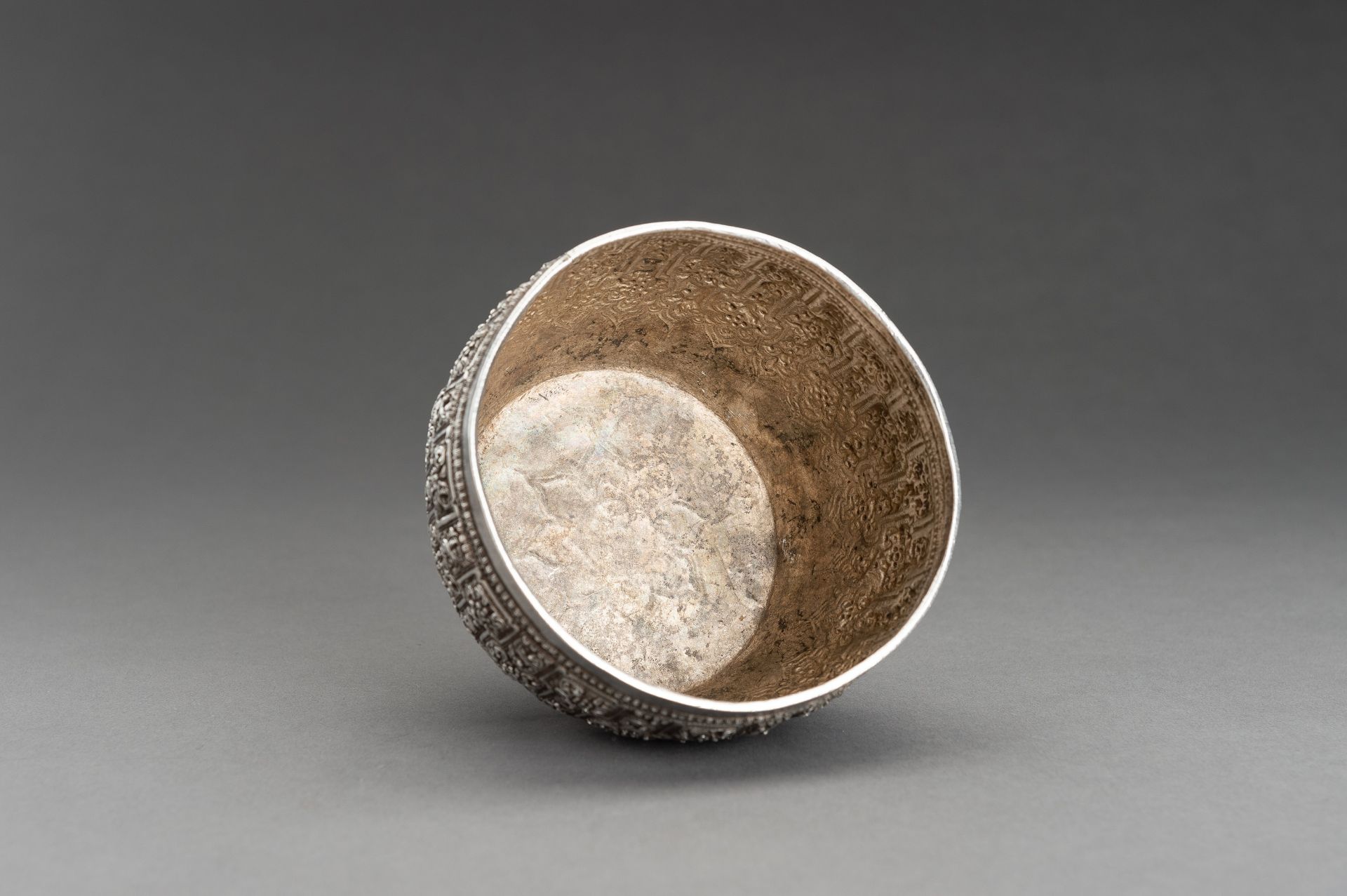 AN EMBOSSED BURMESE SILVER BOWL WITH FLORAL RELIEF - Image 11 of 13