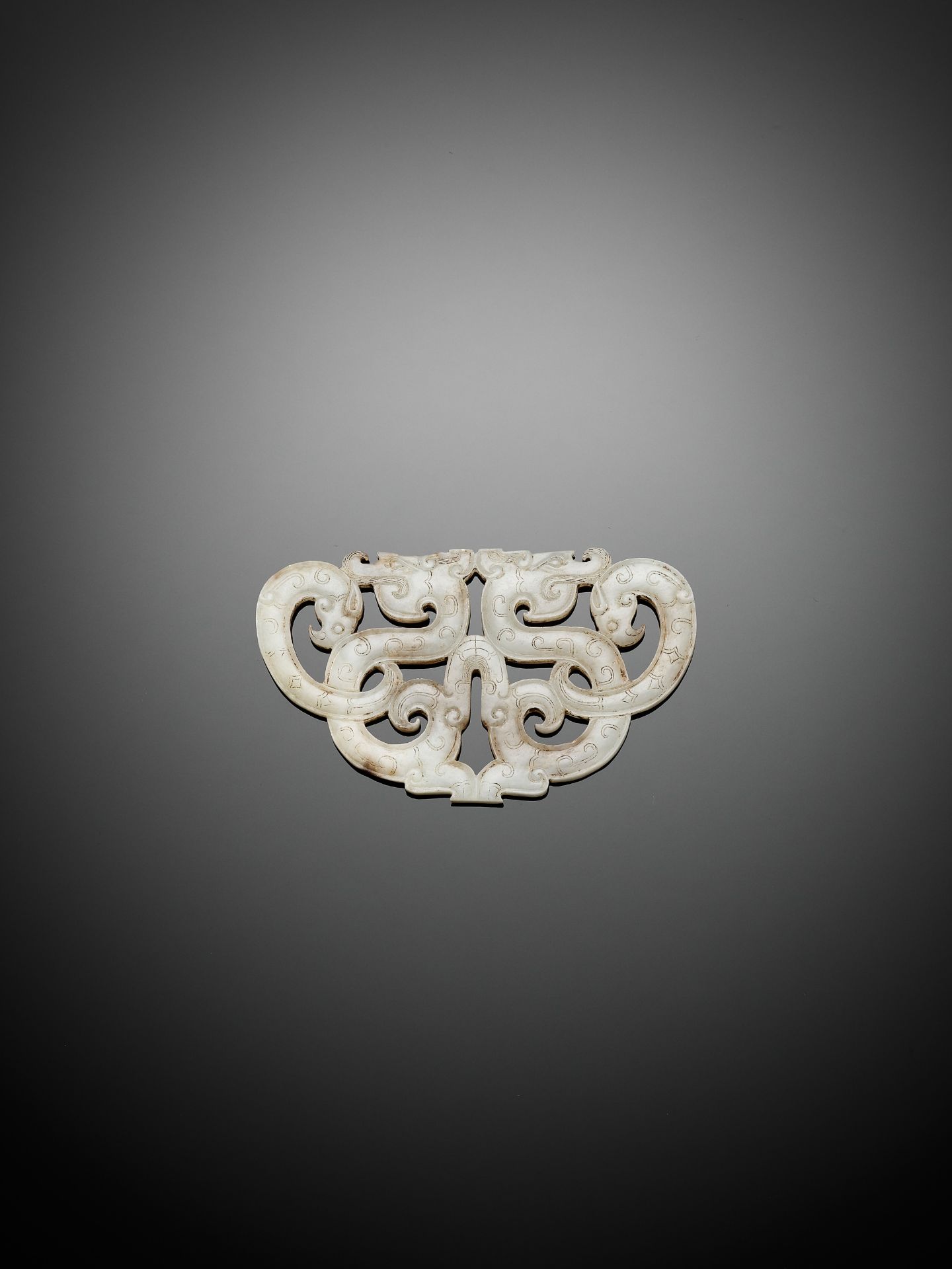 A FINE WHITE JADE PENDANT WITH TWO DRAGONS, EASTERN ZHOU - Image 2 of 5