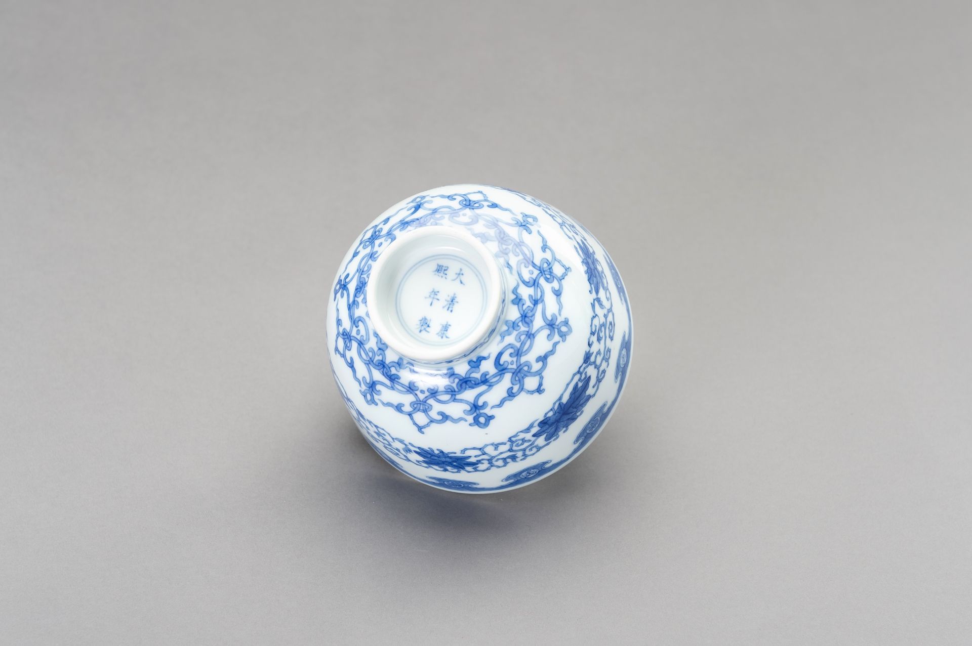 A BLUE AND WHITE KANGXI REVIVAL BOWL, LATE QING TO REPUBLIC - Image 6 of 11
