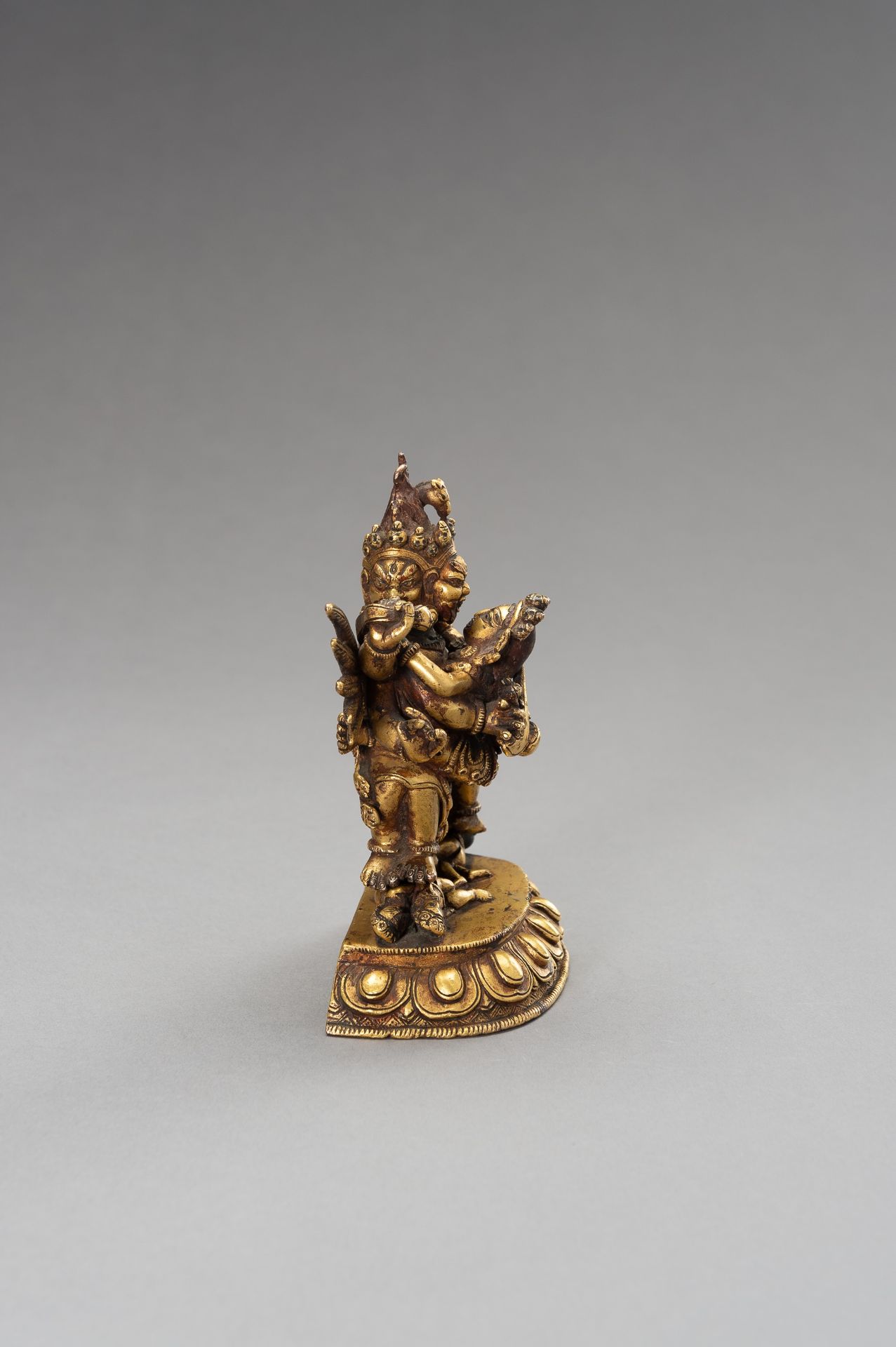 A GILT-BRONZE OF HAYAGRIVA IN YABYUM, 18TH CENTURY - Bild 5 aus 13