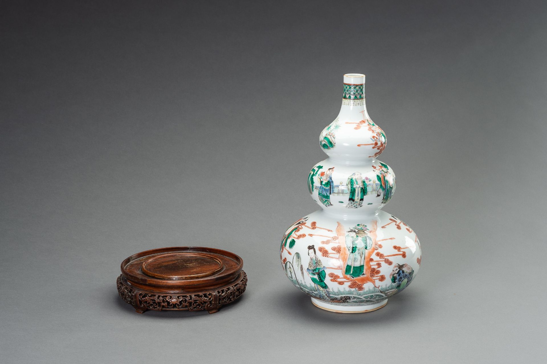 A LARGE FAMILLE VERTE TRIPLE-GOURD PORCELAIN VASE, QING - Image 9 of 12