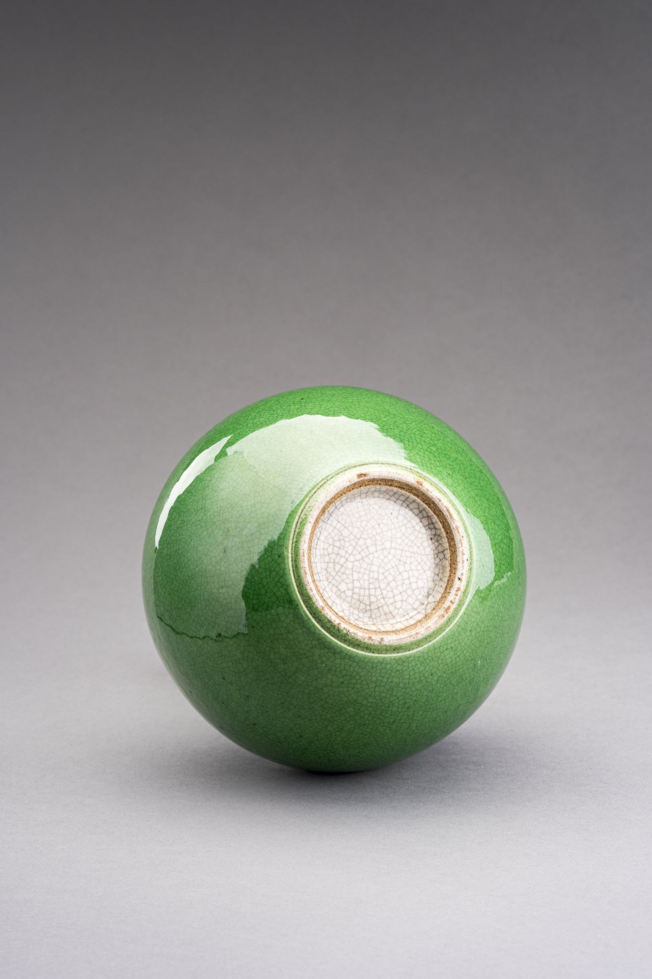 AN APPLE GREEN CRACKLE-GLAZED BOTTLE VASE, TIANQIUPING, QING DYNASTY - Bild 6 aus 6