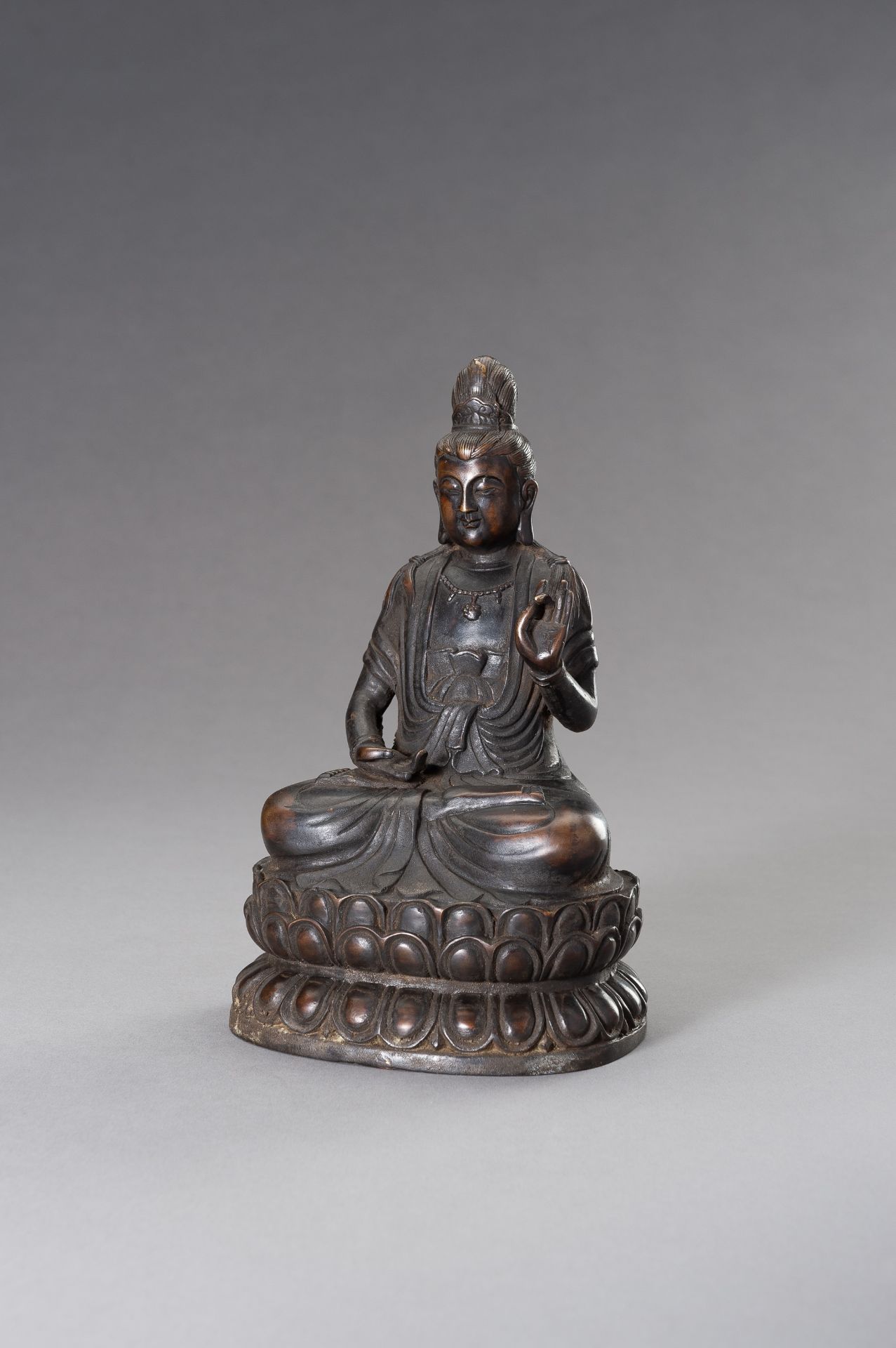 A BRONZE FIGURE OF SEATED GUANYIN, 20TH CENTURY - Image 2 of 8