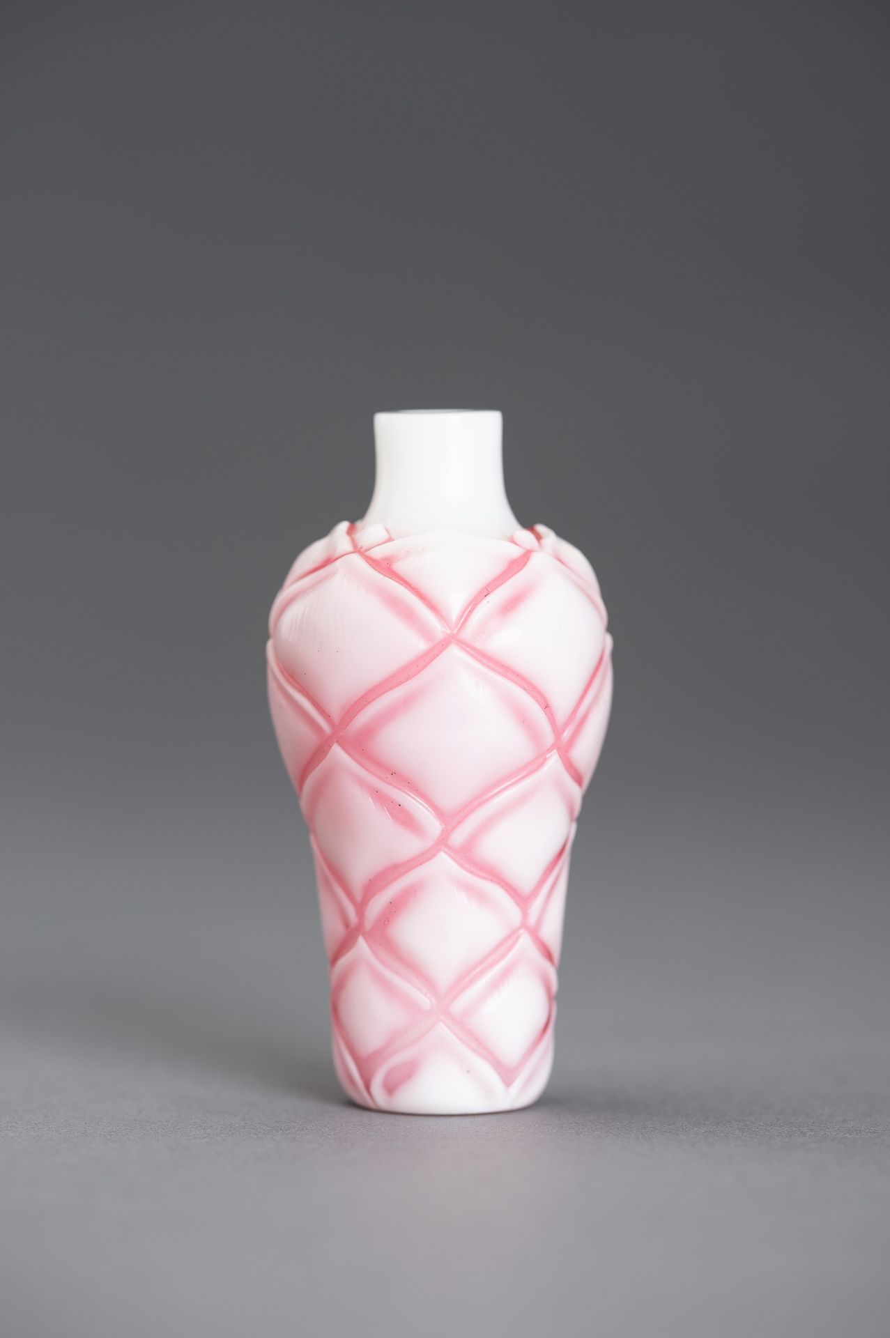 A SANDWICHED PINK GLASS 'LOTUS' SNUFF BOTTLE - Image 2 of 11