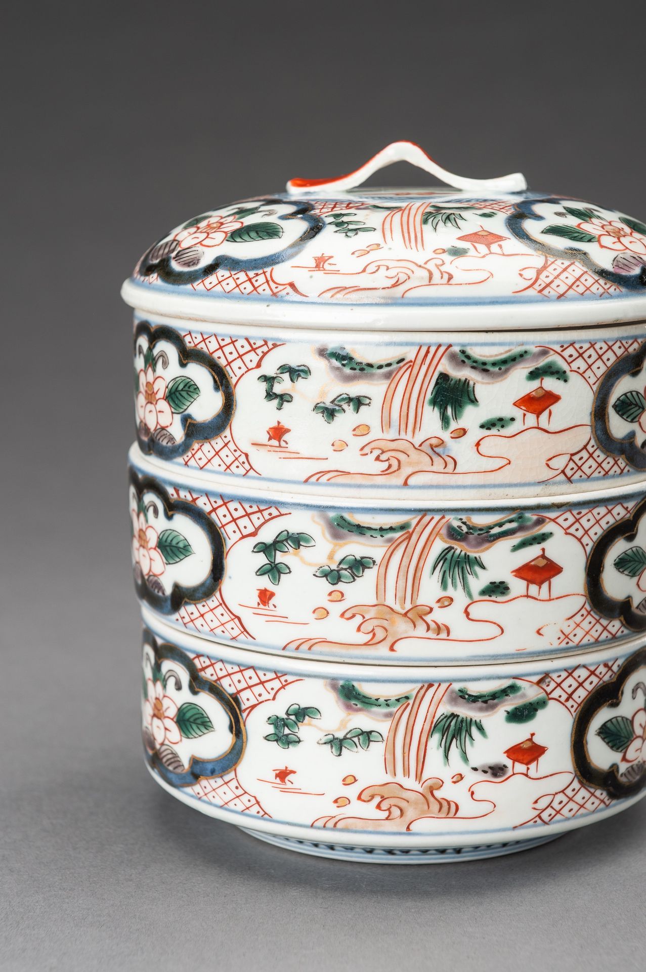 AN IMARI PORCELAIN THREE-CASE BOX WITH COVER, MEIJI - Bild 4 aus 17