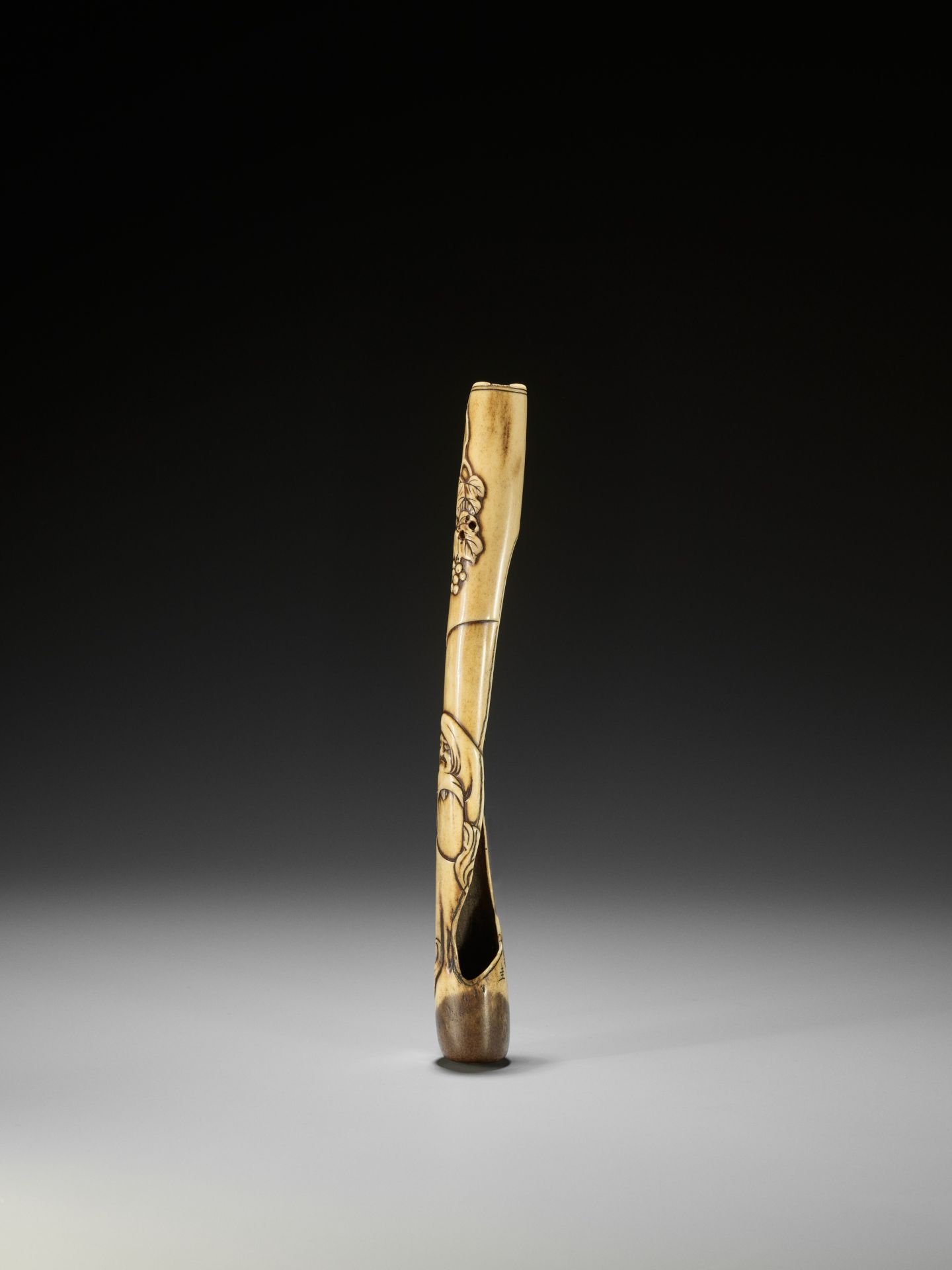 SOKEI: A FINE STAG ANTLER KISERUZUTSU WITH DARUMA, GRAPEVINE AND HOSSU - Image 4 of 9