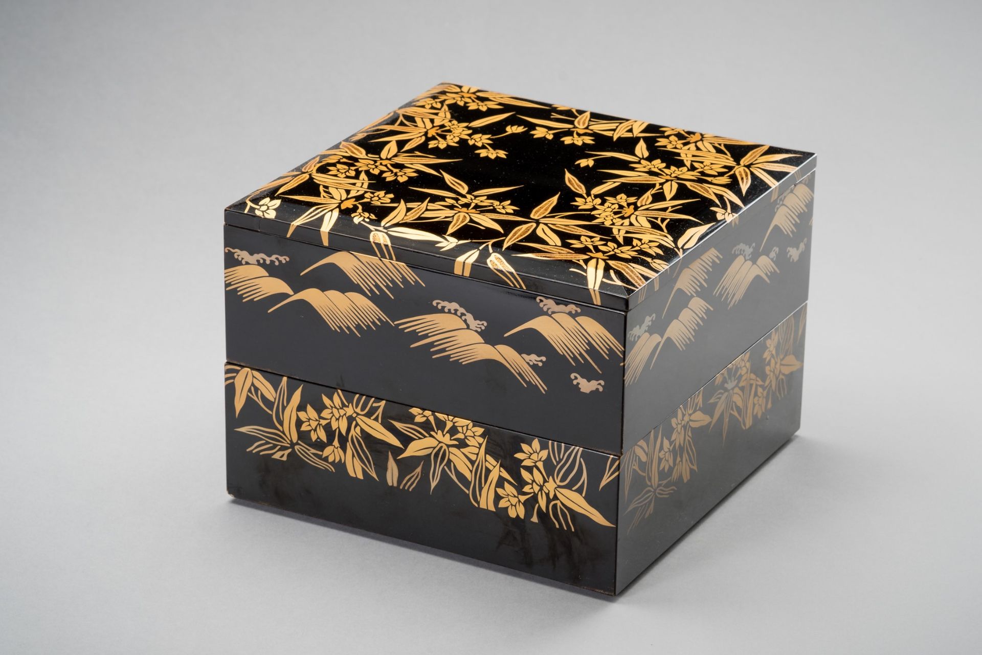 A LACQUER BOX AND COVER WITH FLOWERS, EARLY TAISHO