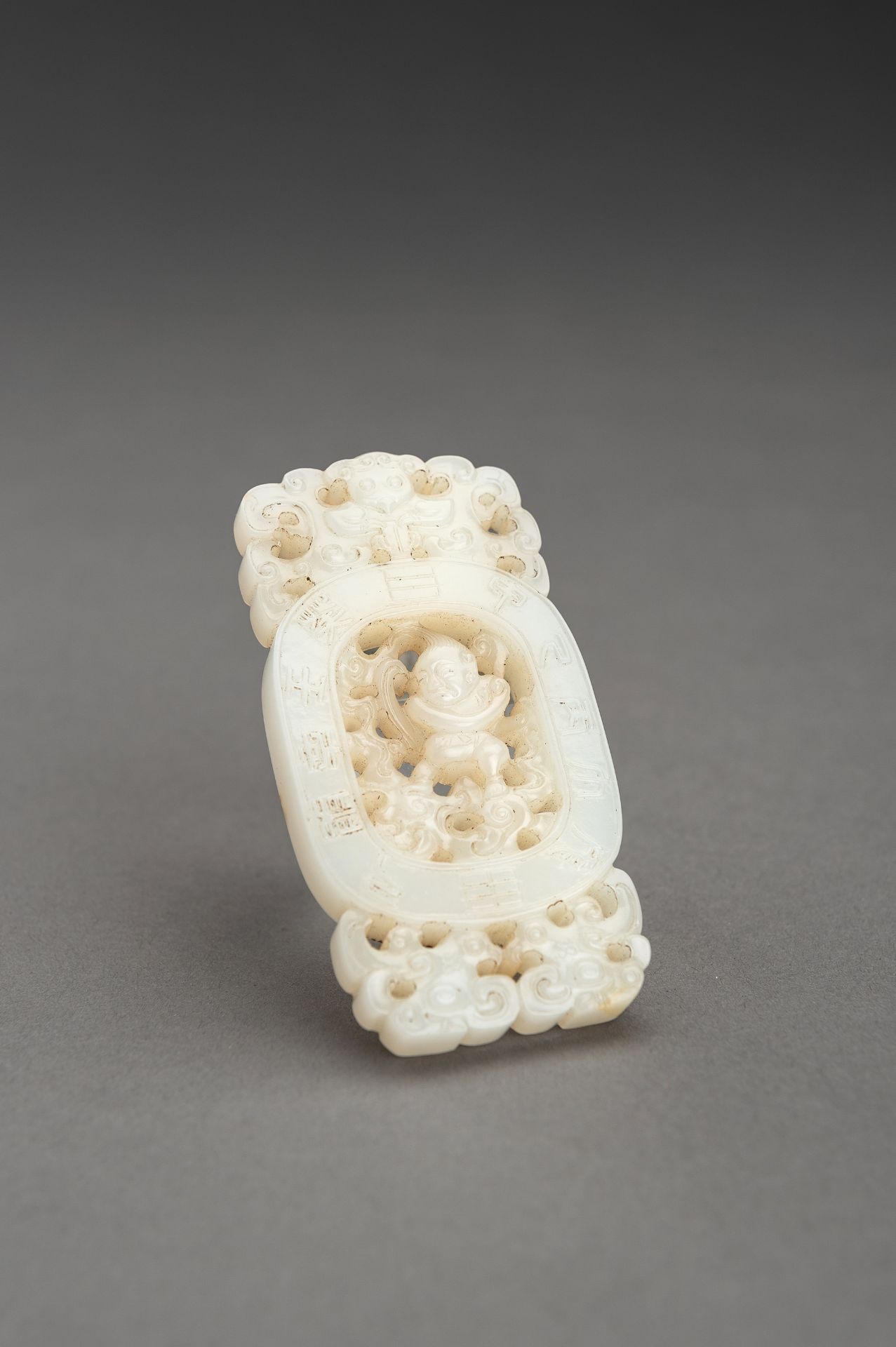 A WHITE JADE PLAQUE WITH THE SEXAGENARY CYCLE, QING - Bild 3 aus 10