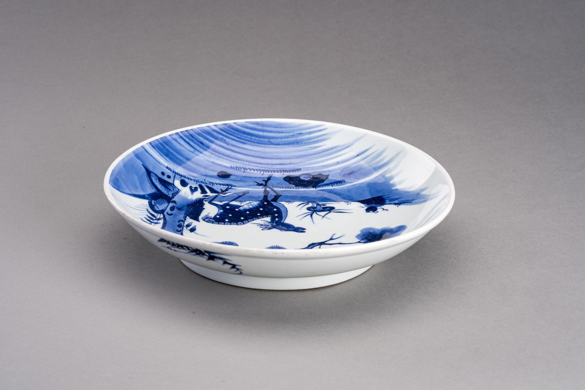 A BLUE AND WHITE 'DEER AND CRANE' PORCELAIN DISH, QING DYNASTY - Image 6 of 7