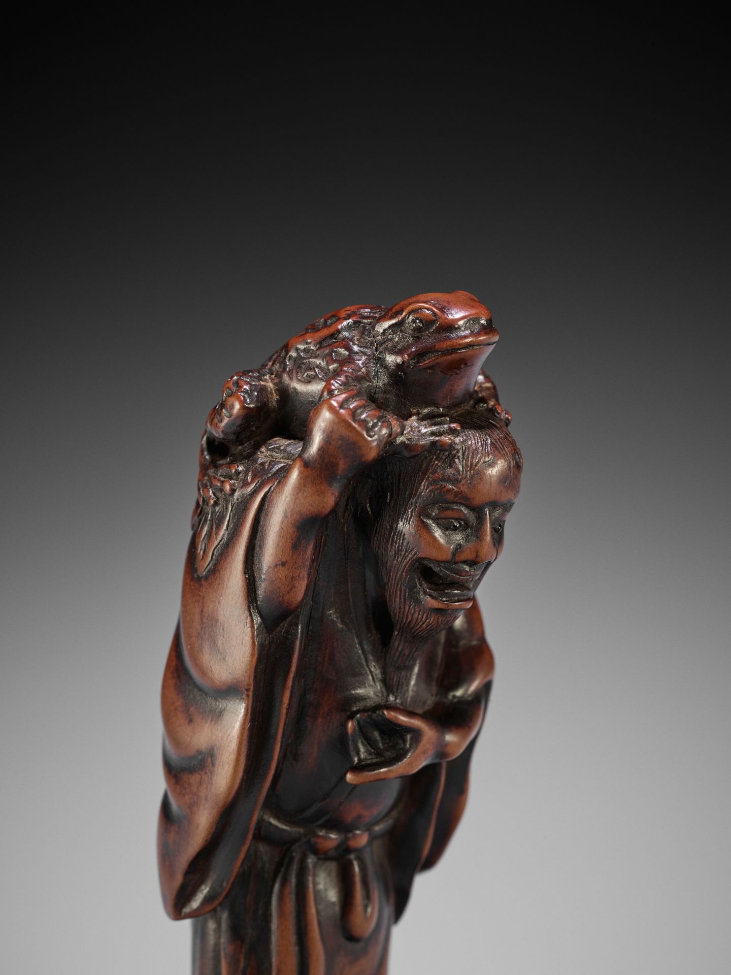 TADATOSHI: A LARGE WOOD NETSUKE OF GAMA SENNIN - Bild 4 aus 14