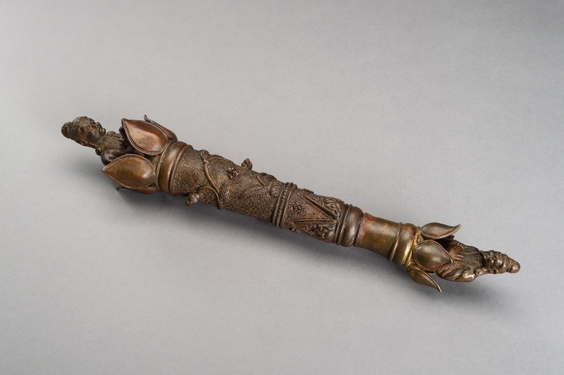A LARGE AND UNUSUAL BRONZE CEREMONIAL SCEPTER - Image 2 of 11