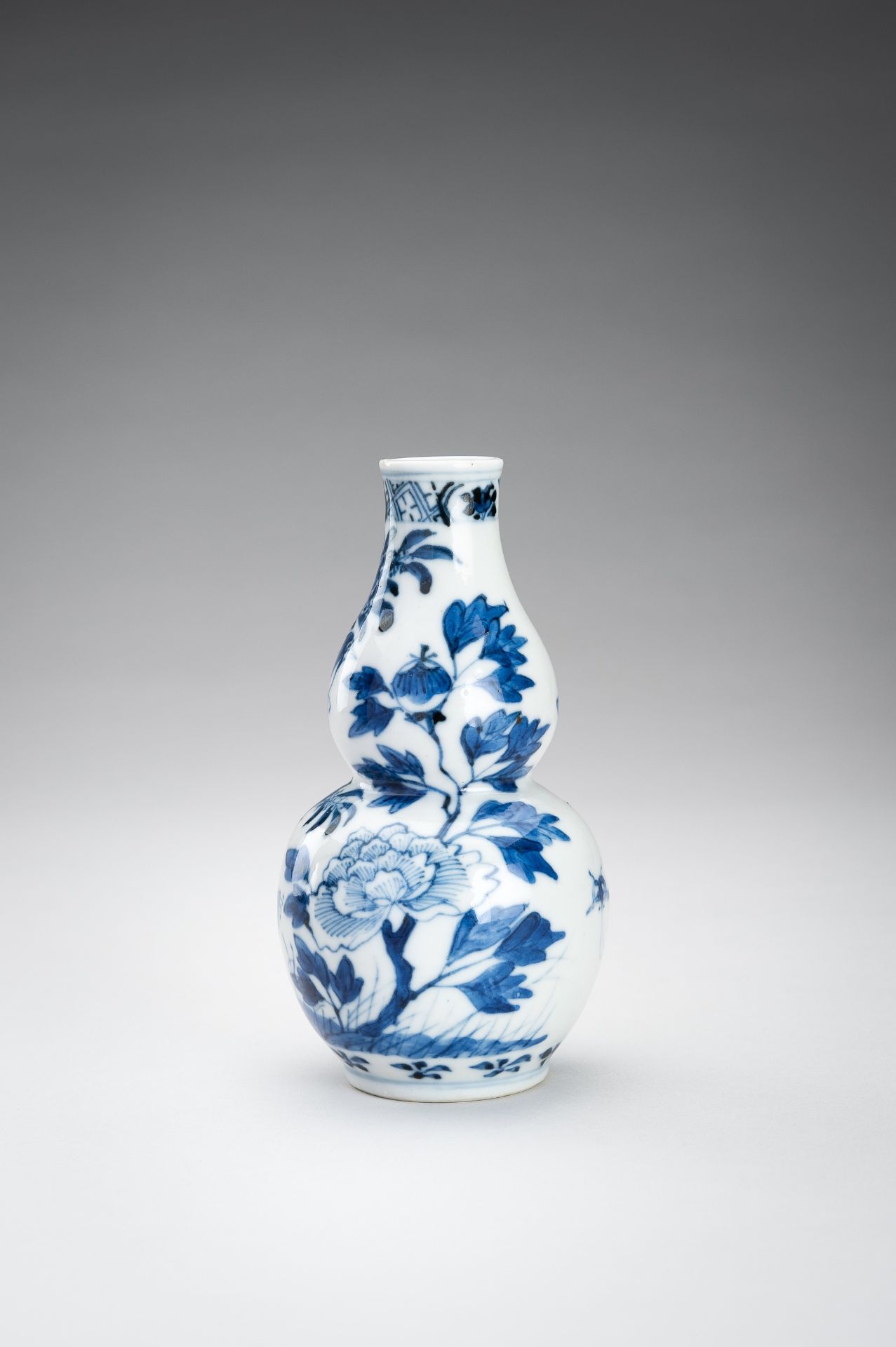 A BLUE AND WHITE DOUBLE GOURD PORCELAIN VASE, 1900s - Image 6 of 11