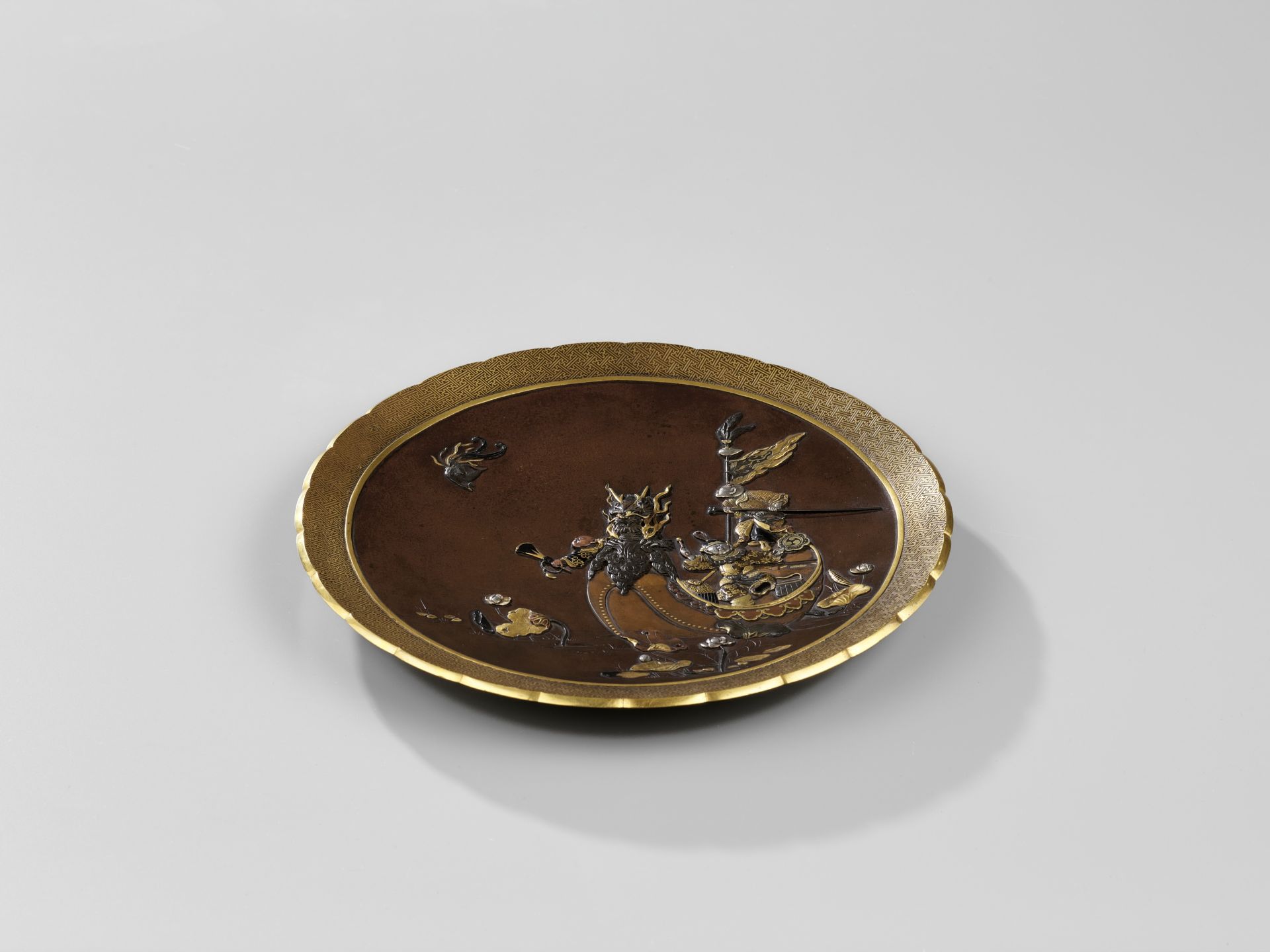 INOUE: A SUPERB INLAID BRONZE DISH DEPICTING BOYS ON A DRAGON BOAT - Image 2 of 6