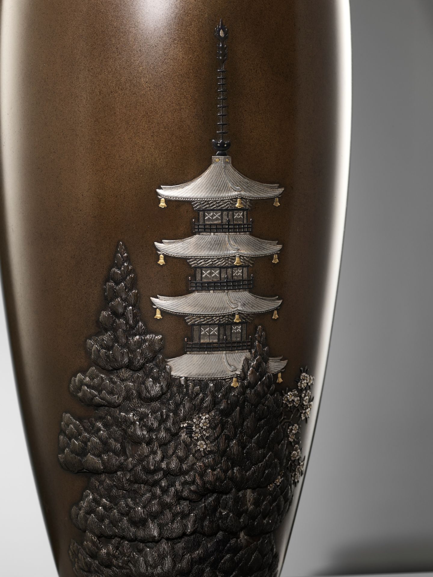 KOITSU FOR THE NOGAWA COMPANY: A LARGE INLAID BRONZE VASE DEPICTING A GOJUNOTO PAGODA IN SPRING - Image 4 of 12
