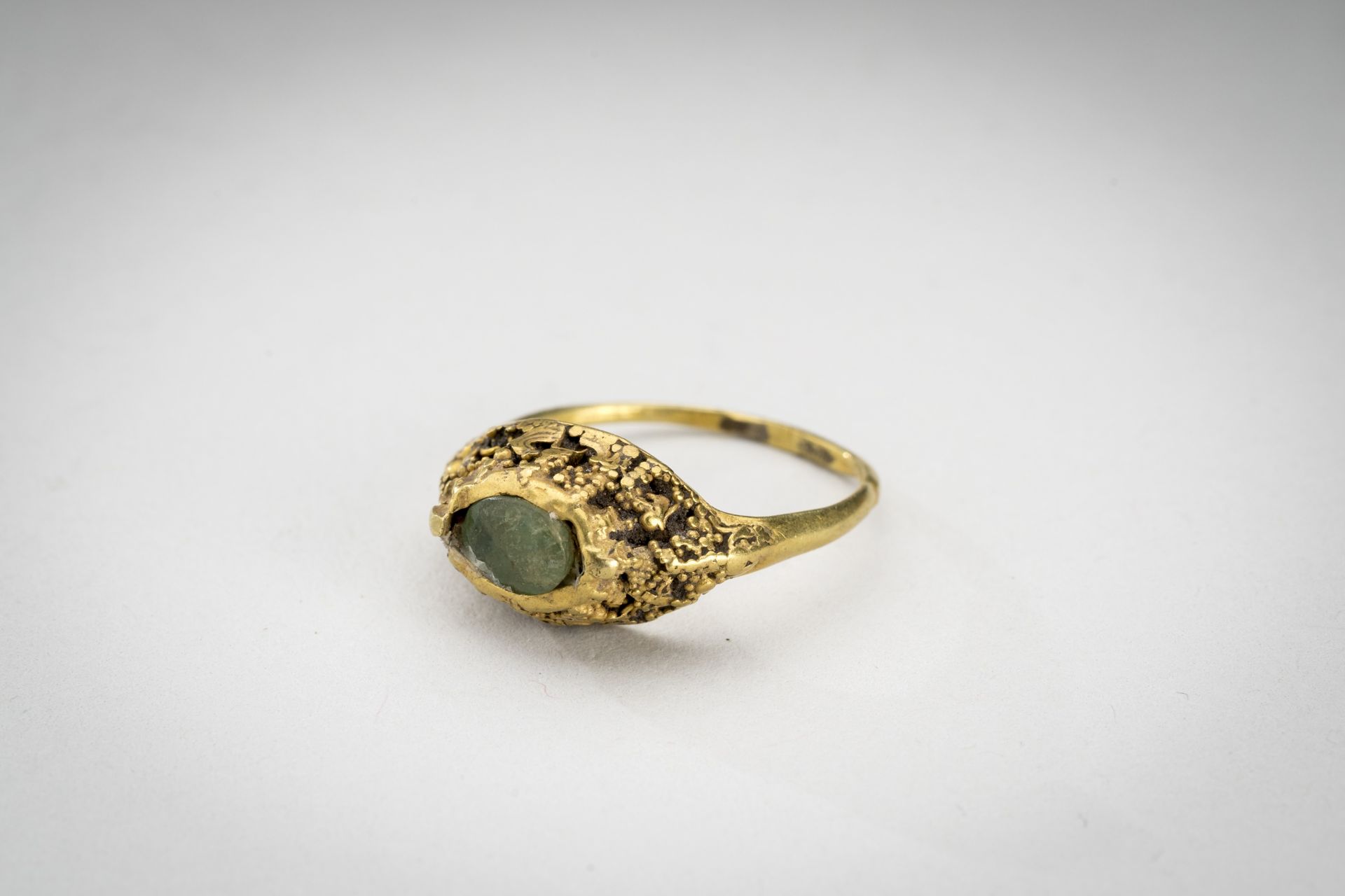 A BALINESE EMERALD-SET GOLD RING - Image 3 of 7