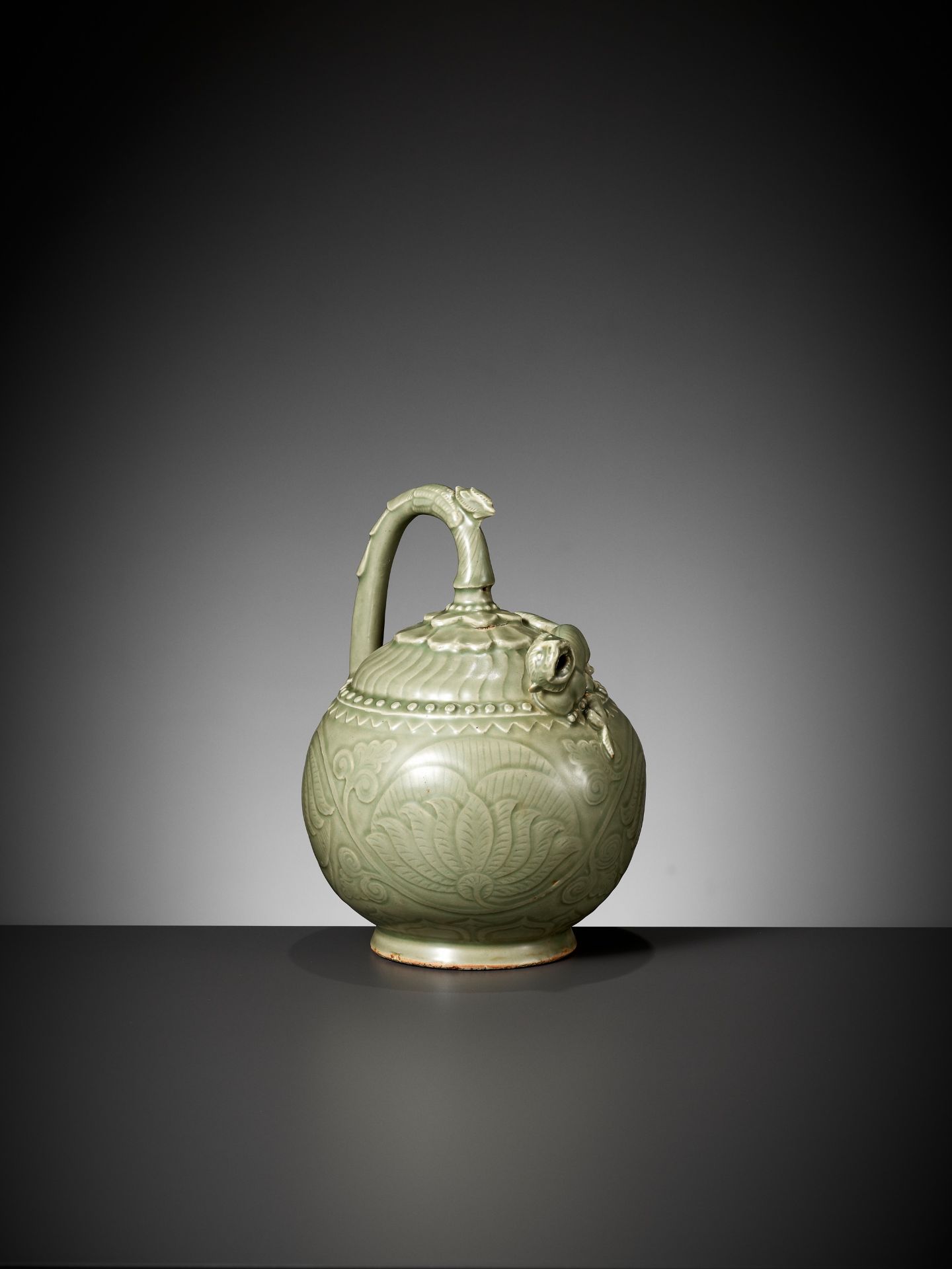 A CELADON GLAZED 'SURPRISE' EWER WITH A 'LION' SPOUT, QING DYNASTY - Bild 2 aus 13