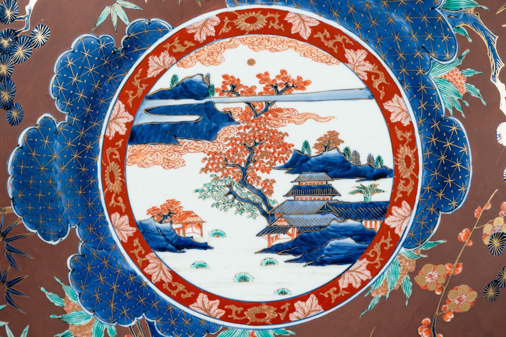 A LOT WITH A LARGE IMARI AND A KUTANI PORCELAIN DISH, MEIJI - Bild 3 aus 16