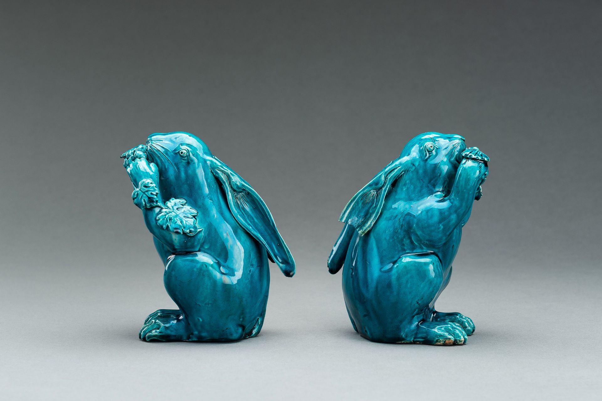 A PAIR OF TURQUOISE GLAZED CERAMIC FIGURES OF RABBITS EATING BERRIES - Image 8 of 10