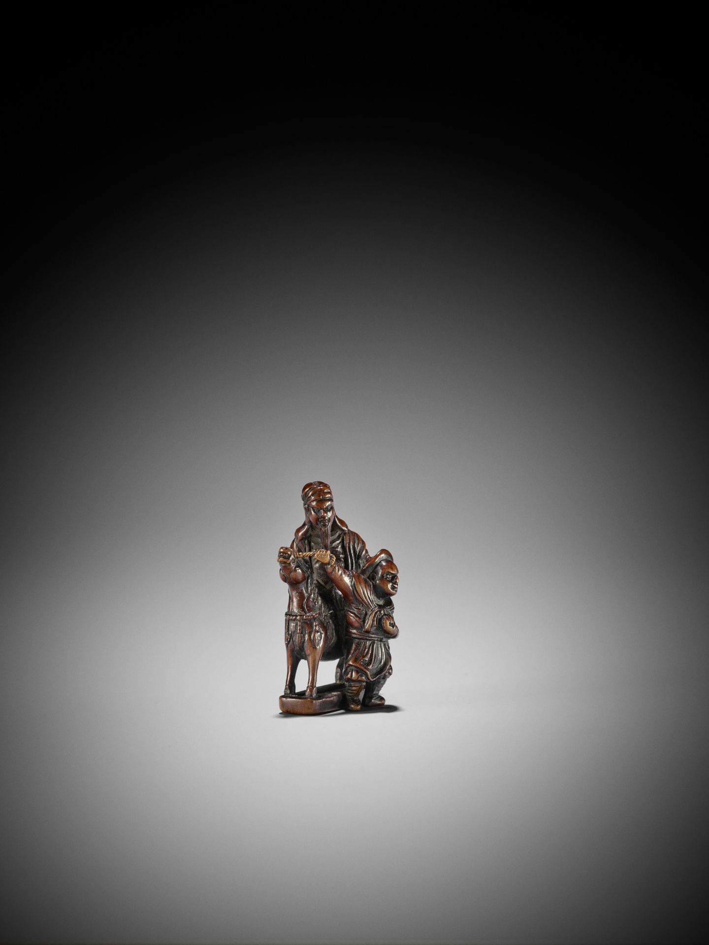 A LARGE AND POWERFUL BOXWOOD NETSUKE OF KAN'U WITH ATTENDANT - Bild 9 aus 10