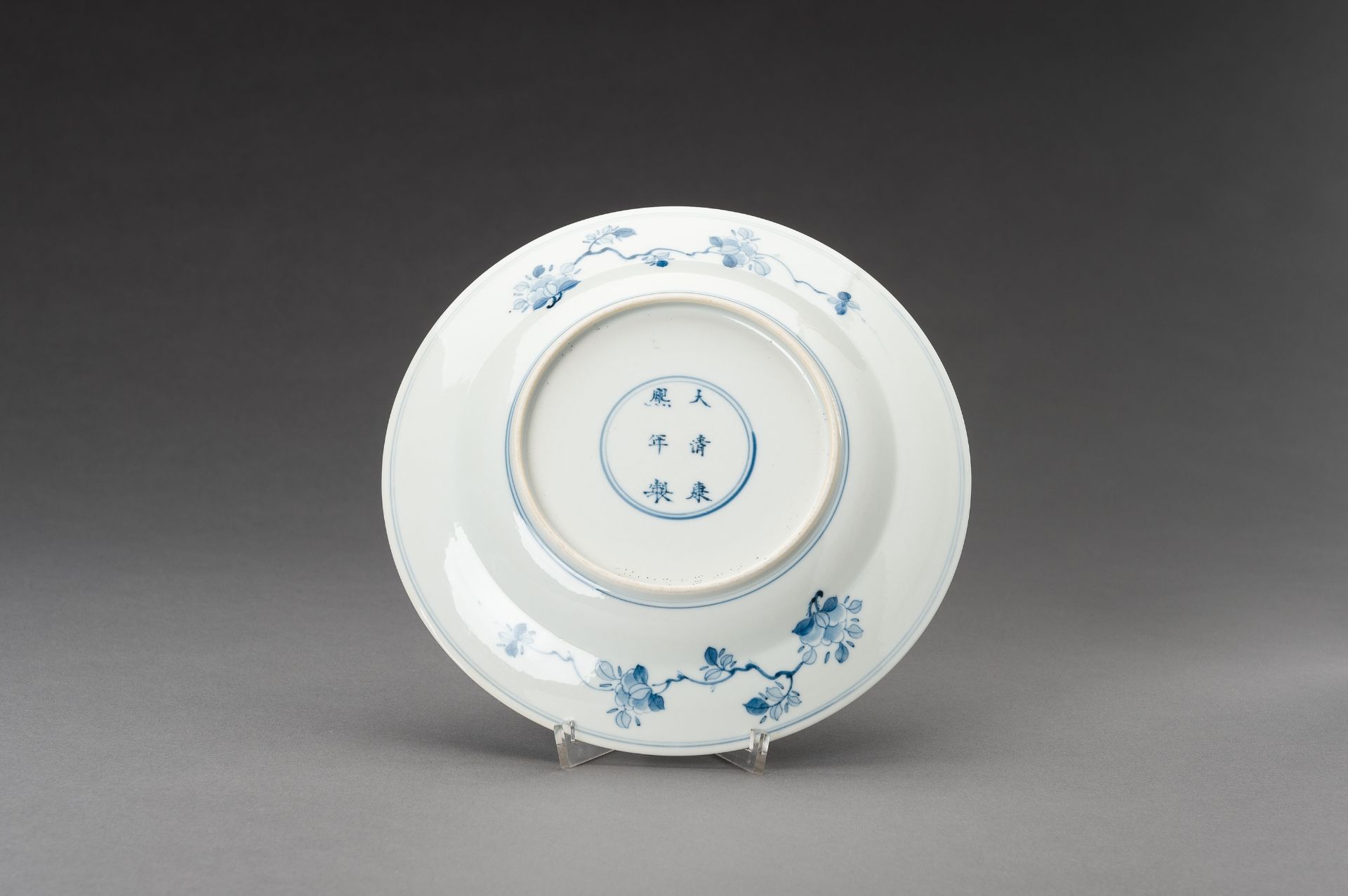 A BLUE AND WHITE 'COURT LADIES' PORCELAIN DISH, 1920s - Image 9 of 10