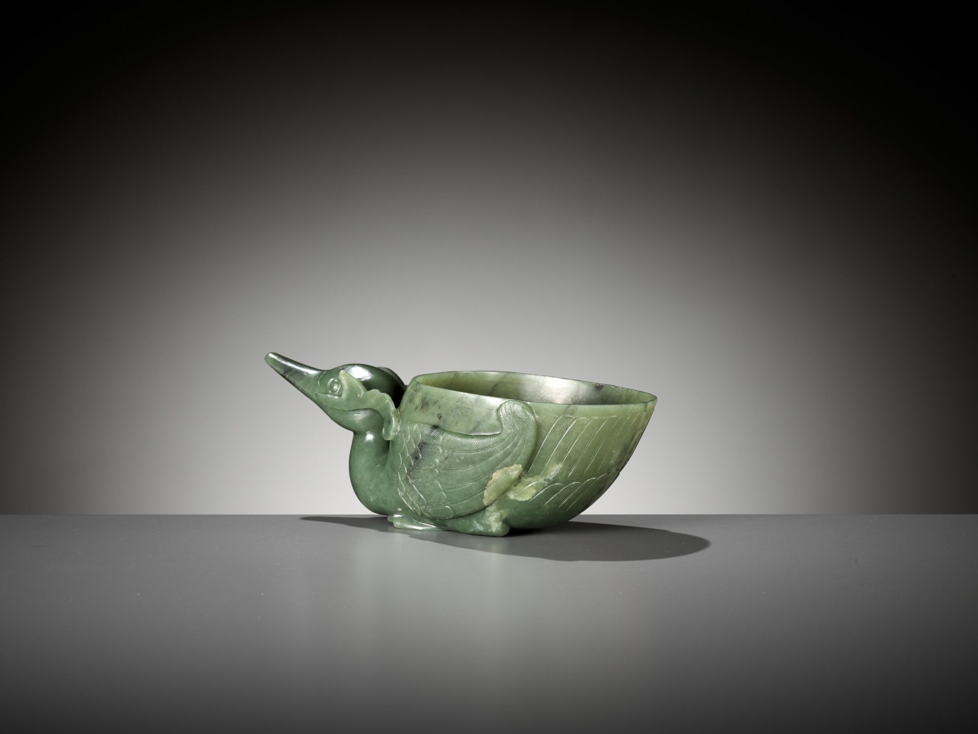 A SPINACH GREEN JADE 'DUCK' LIBATION CUP, QING DYNASTY - Bild 3 aus 9