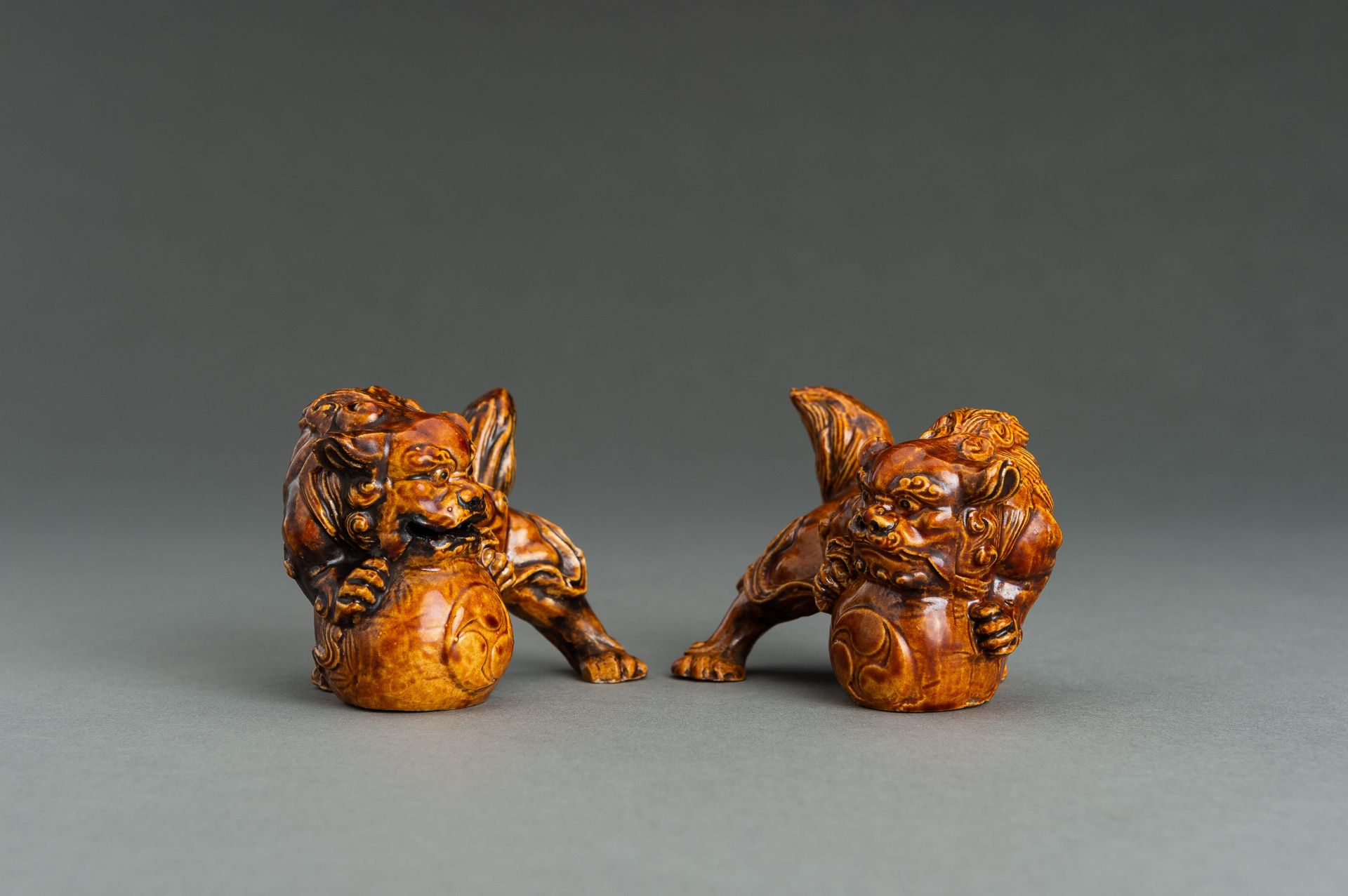 A PAIR OF AMBER GLAZED PORCELAIN SHISHI LIONS, MEIJI - Image 10 of 13