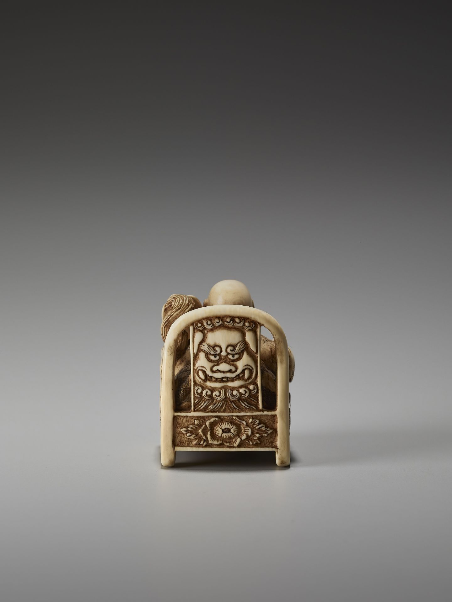 AN UNUSUAL IVORY NETSUKE OF HOTEI ON A THRONE BY CHIKUSAI - Bild 2 aus 10