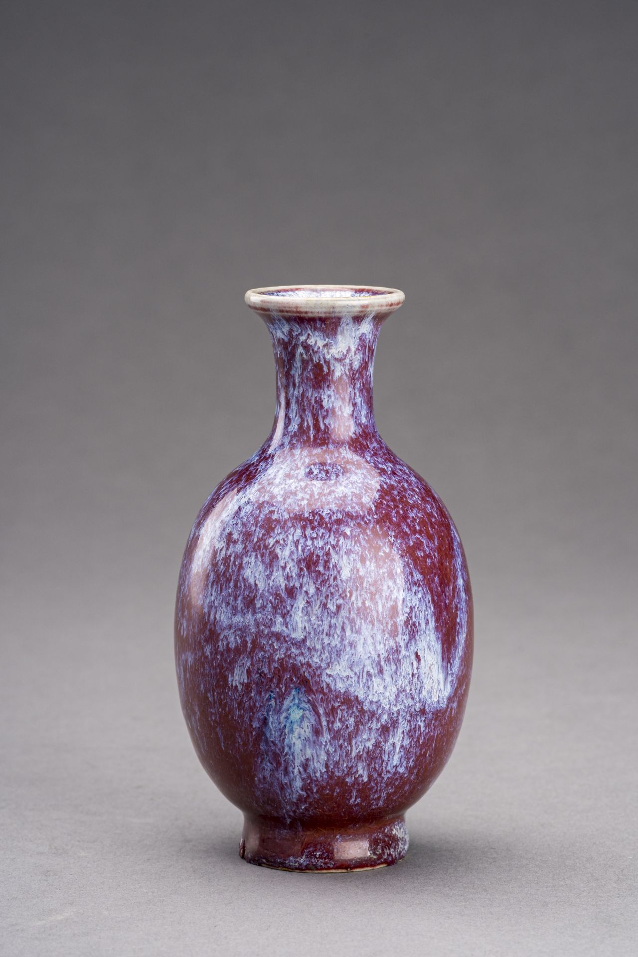 A SMALL FLAMBE GLAZED PORCELAIN VASE, 1900s