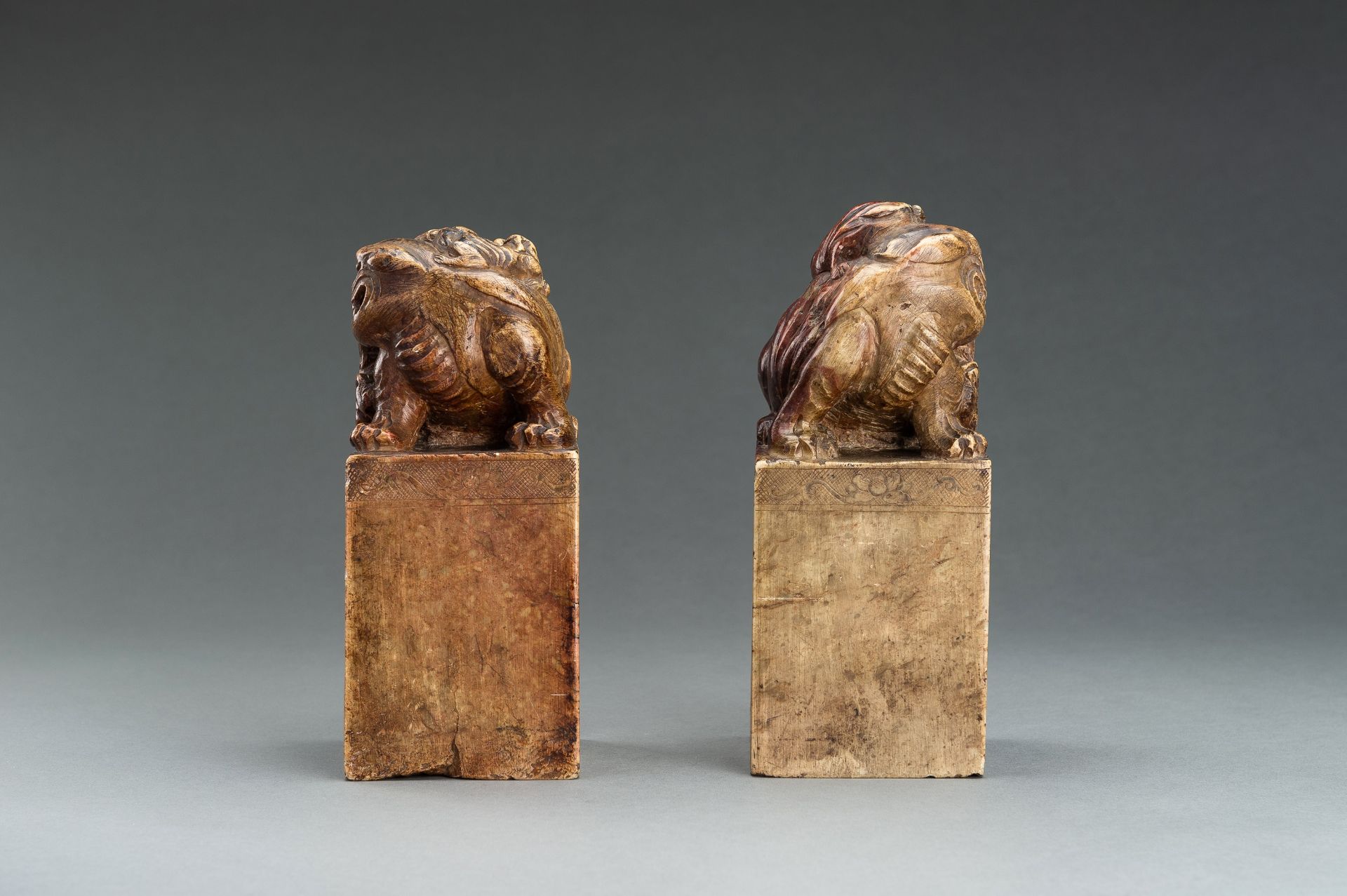 A LARGE PAIR OF 'BUDDHIST LIONS' SOAPSTONE SEALS - Image 7 of 22