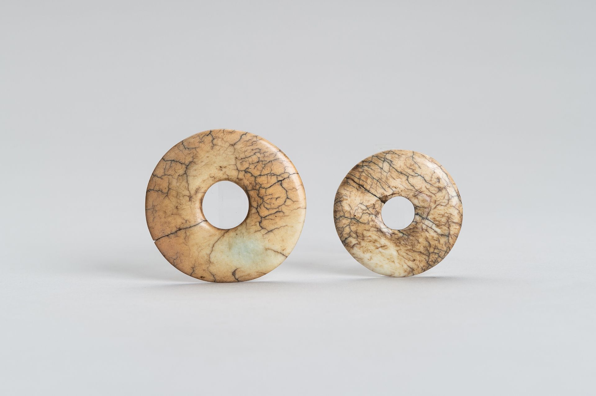 TWO SMALL JADE DISCS - Bild 4 aus 8