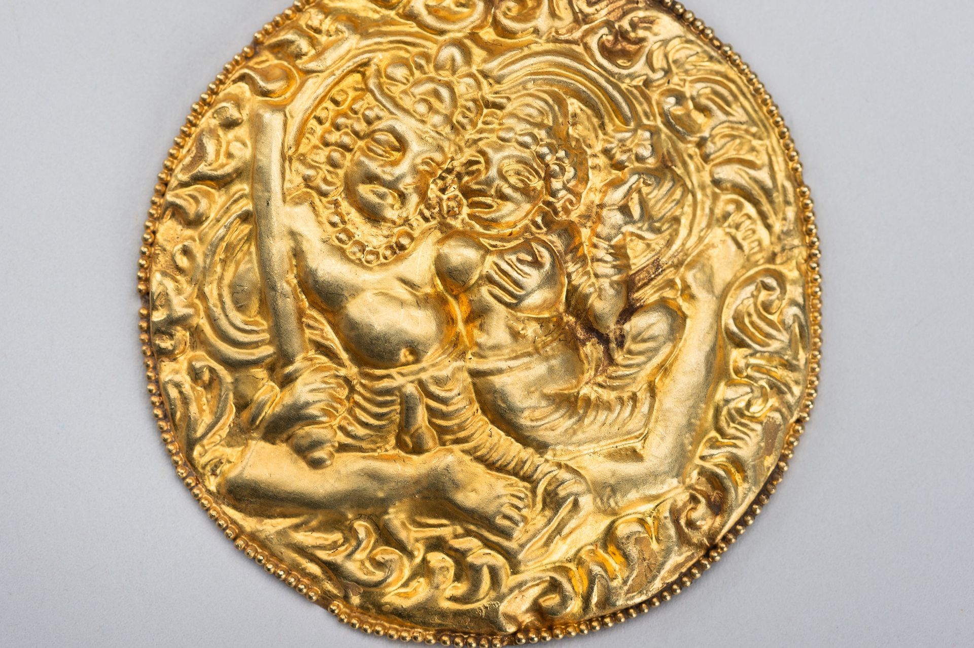 A GOLD REPOUSSE PENDANT WITH SHIVA AND PARVATI - Bild 3 aus 8