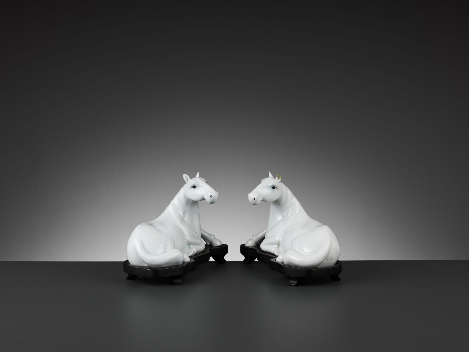 A PAIR OF WHITE-GLAZED FIGURES OF HORSES, QING DYNASTY - Bild 8 aus 10