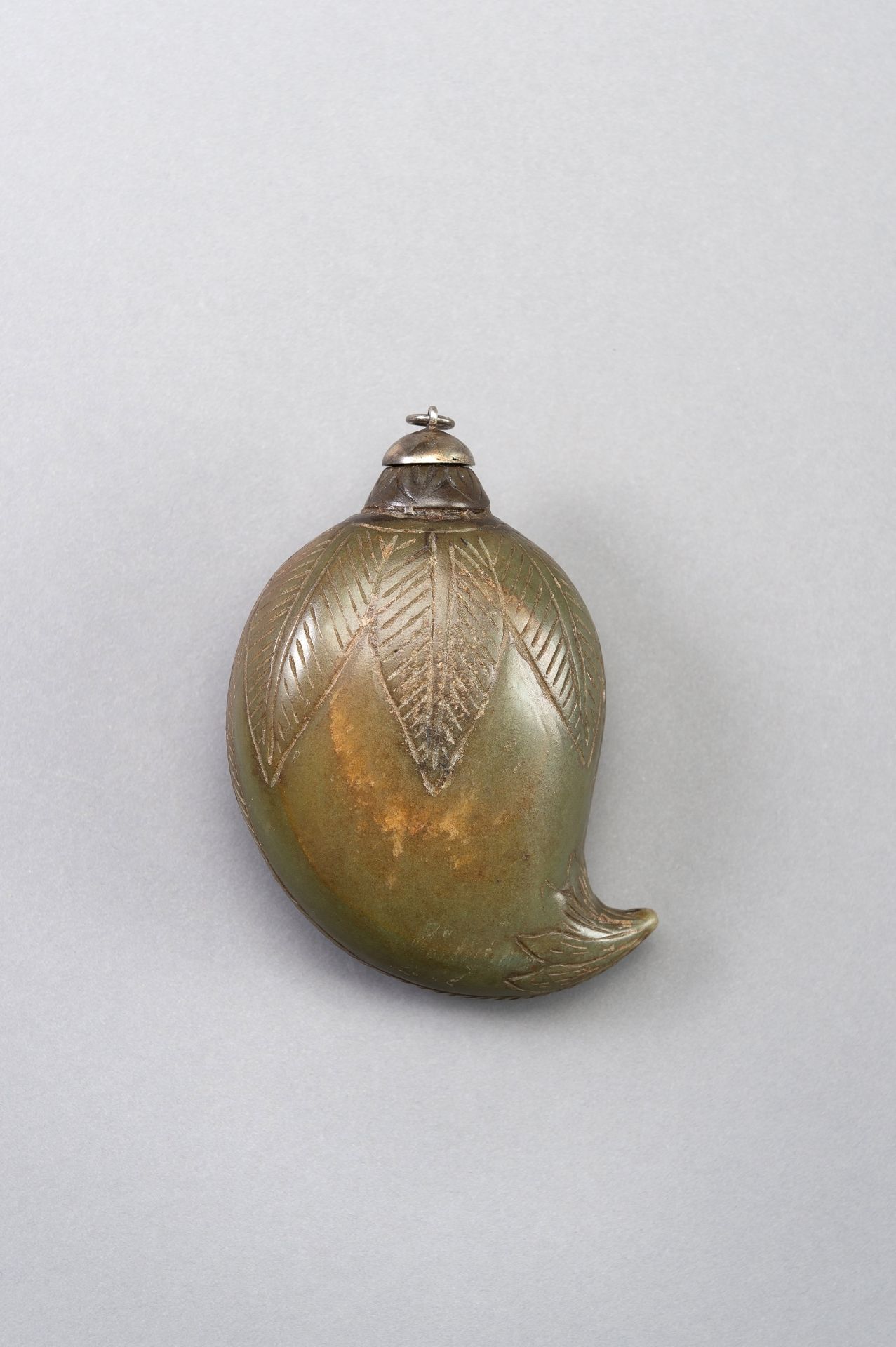 A MUGHAL-STYLE SPINACH GREEN JADE PERFUME BOTTLE - Bild 2 aus 13