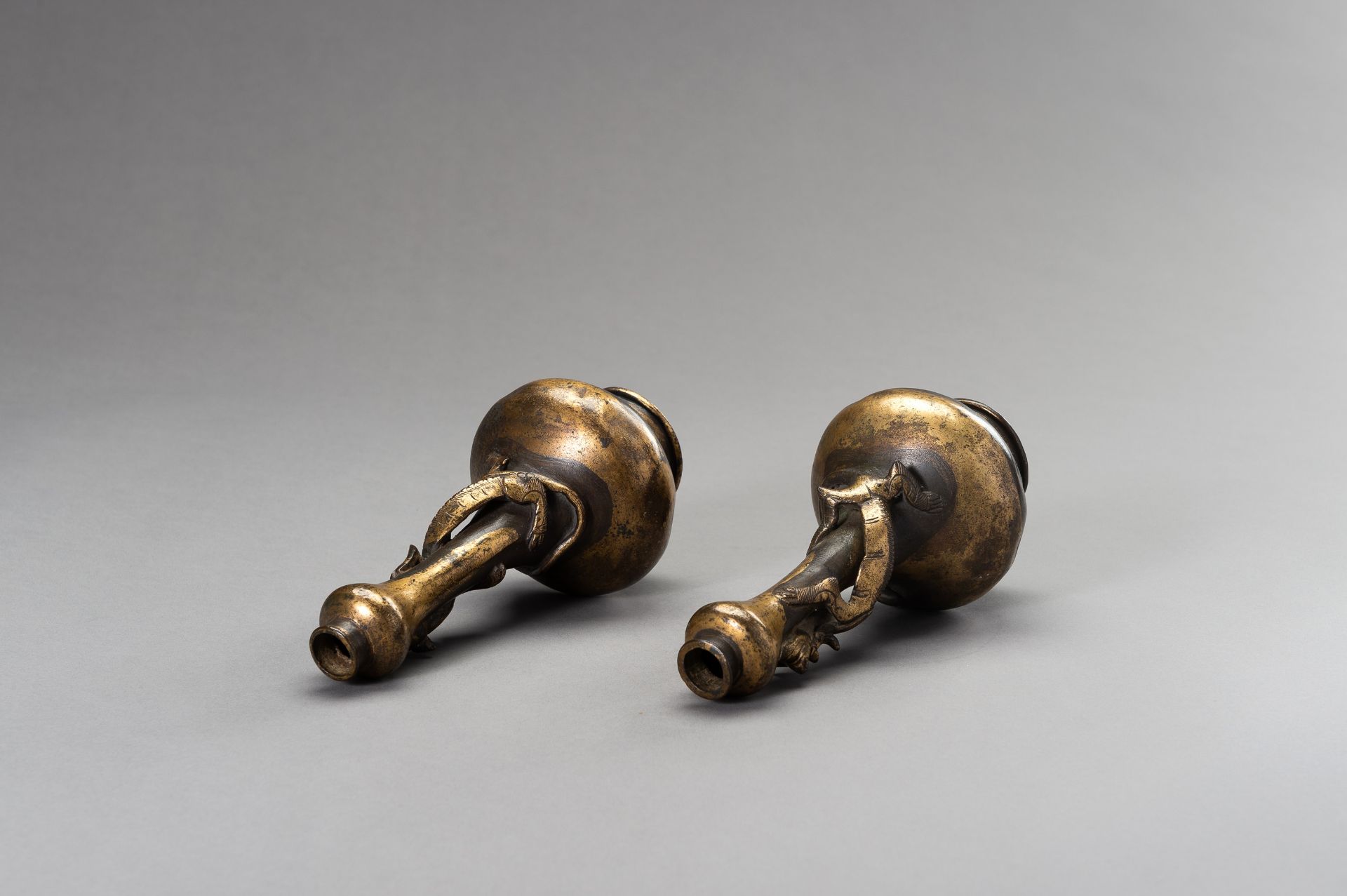 A PAIR OF PARCEL-GILT GARLIC HEAD VASES, 17TH CENTURY - Image 8 of 9