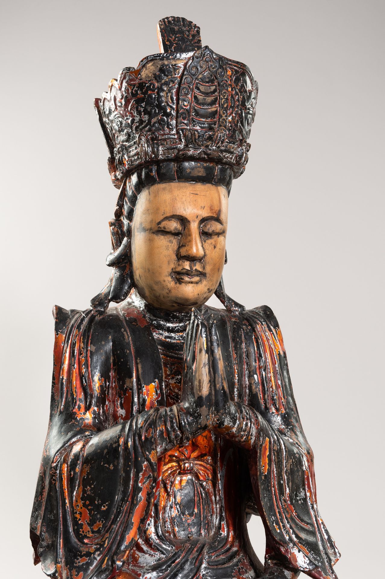 A VERY LARGE VIETNAMESE LACQUERED WOOD STATUE OF QUAN AM - Image 4 of 17