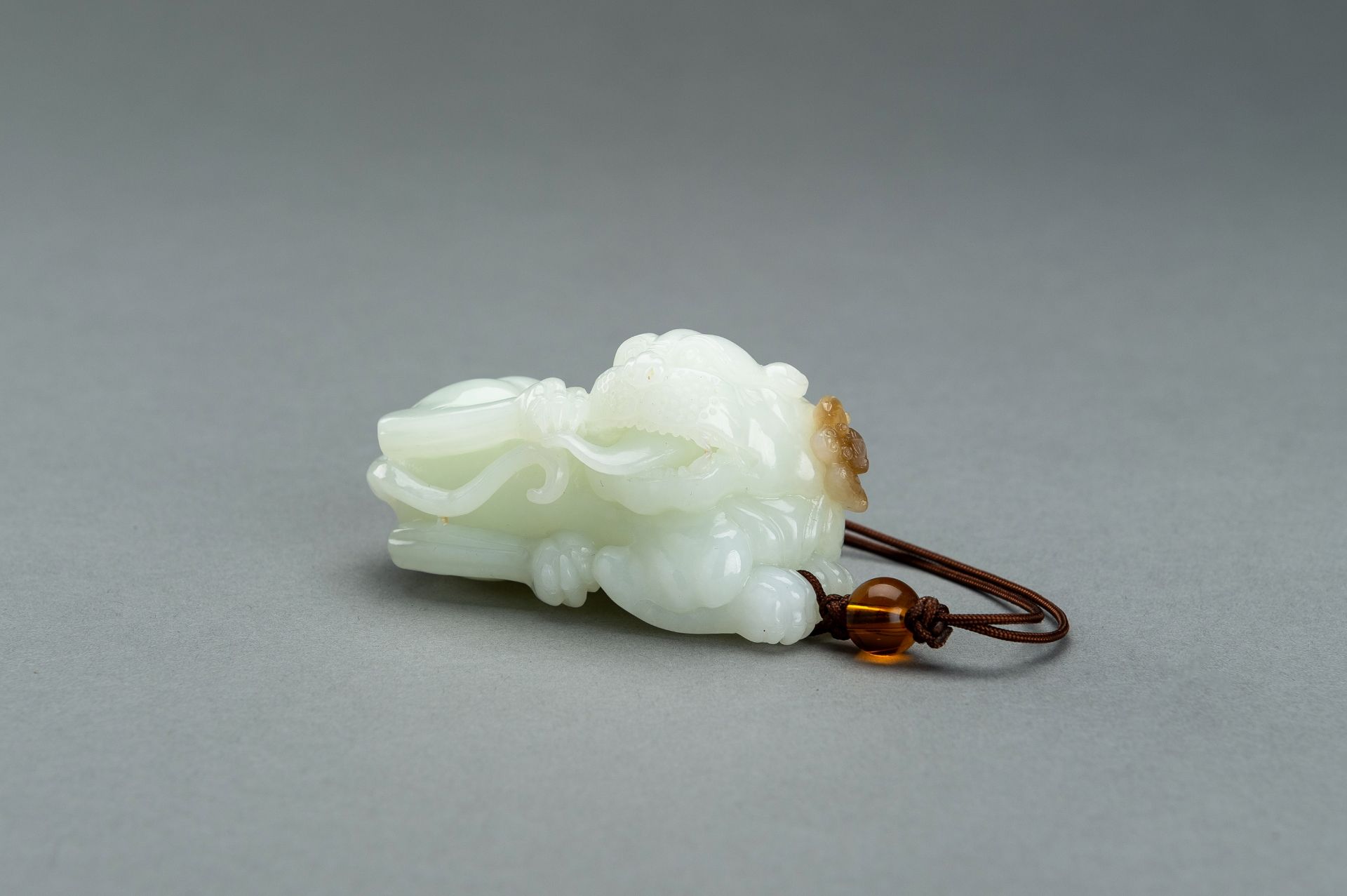 A WHITE JADE 'BUDDHIST LION AND BAT' CARVING, 1900s - Image 9 of 11