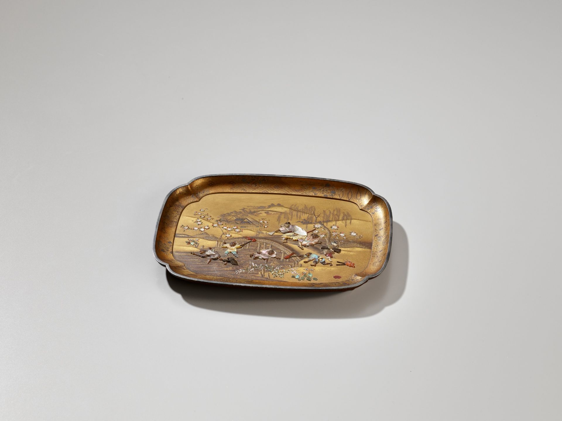 EKIFUMI: A RARE AND FINE SHIBAYAMA INLAID LACQUER TRAY DEPICTING A KAPPA HUNT - Image 9 of 9