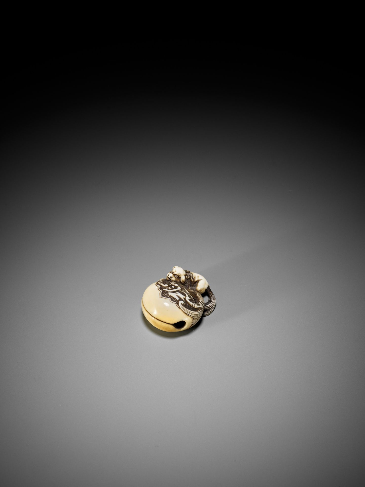 A FINE IVORY NETSUKE OF A SHISHI ON MOKUGYO - Image 2 of 11